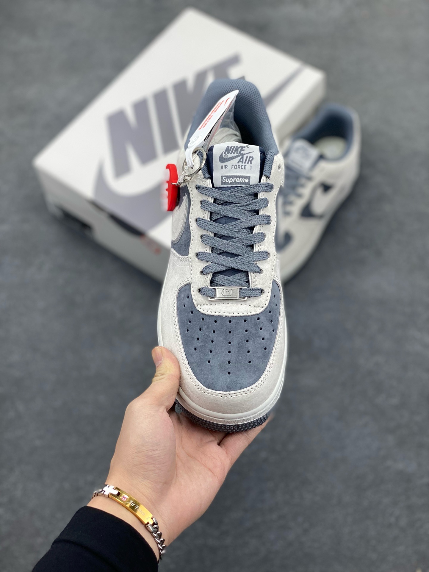 图片[2]-福利特价   Nike Air Force 1 07 Low “深灰色”全麂皮supreme联名秋冬 空军一号低帮休闲板鞋 3M反光 定制皮料 原盒原包装 原楦头原纸板 纯正版型 正品NFC感应芯片 内置全掌气垫 货号：ME2392-107 尺码：36 36.5 37.5 38 38.5 39 40 40.5 41 42 42.5 43 44 44.5 45-选品中心