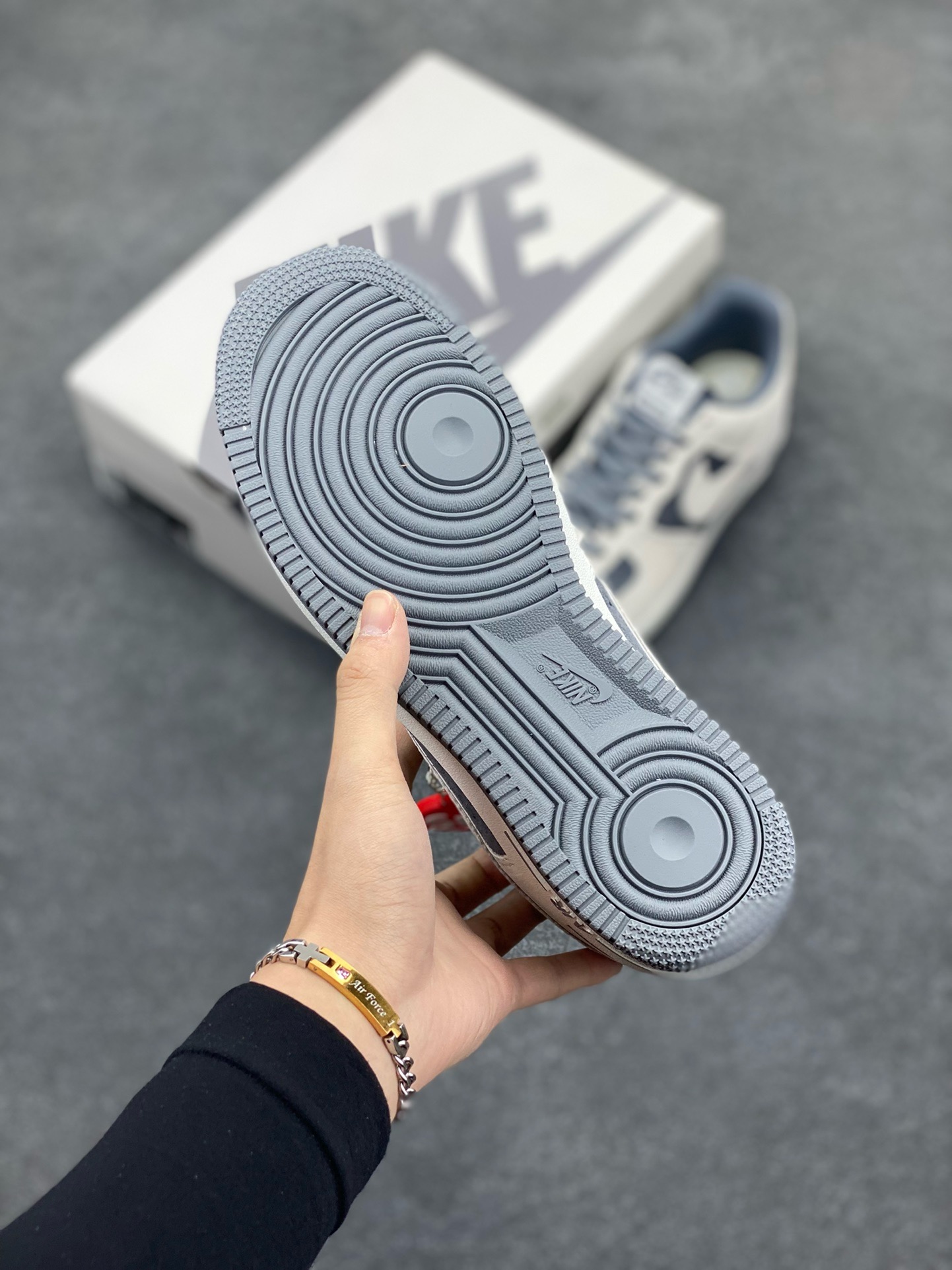 图片[5]-福利特价   Nike Air Force 1 07 Low “深灰色”全麂皮supreme联名秋冬 空军一号低帮休闲板鞋 3M反光 定制皮料 原盒原包装 原楦头原纸板 纯正版型 正品NFC感应芯片 内置全掌气垫 货号：ME2392-107 尺码：36 36.5 37.5 38 38.5 39 40 40.5 41 42 42.5 43 44 44.5 45-选品中心