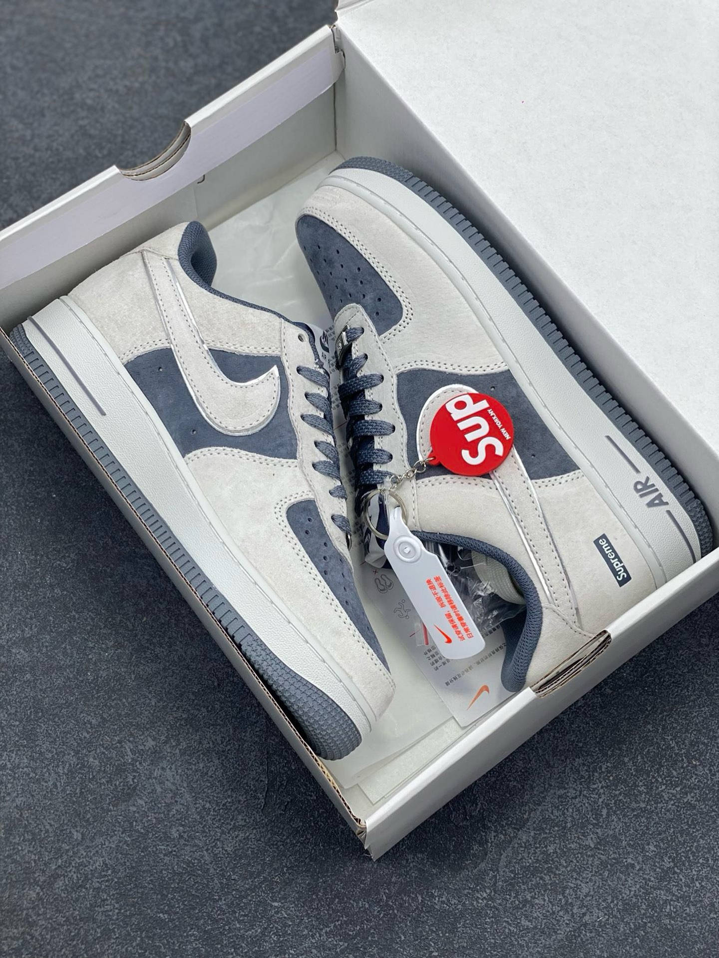 图片[9]-福利特价   Nike Air Force 1 07 Low “深灰色”全麂皮supreme联名秋冬 空军一号低帮休闲板鞋 3M反光 定制皮料 原盒原包装 原楦头原纸板 纯正版型 正品NFC感应芯片 内置全掌气垫 货号：ME2392-107 尺码：36 36.5 37.5 38 38.5 39 40 40.5 41 42 42.5 43 44 44.5 45-选品中心