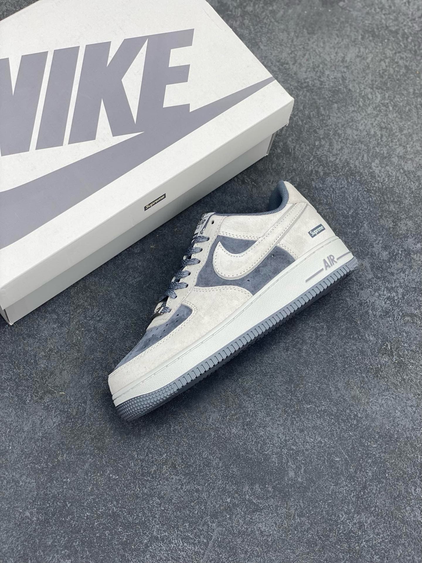 图片[7]-福利特价   Nike Air Force 1 07 Low “深灰色”全麂皮supreme联名秋冬 空军一号低帮休闲板鞋 3M反光 定制皮料 原盒原包装 原楦头原纸板 纯正版型 正品NFC感应芯片 内置全掌气垫 货号：ME2392-107 尺码：36 36.5 37.5 38 38.5 39 40 40.5 41 42 42.5 43 44 44.5 45-选品中心