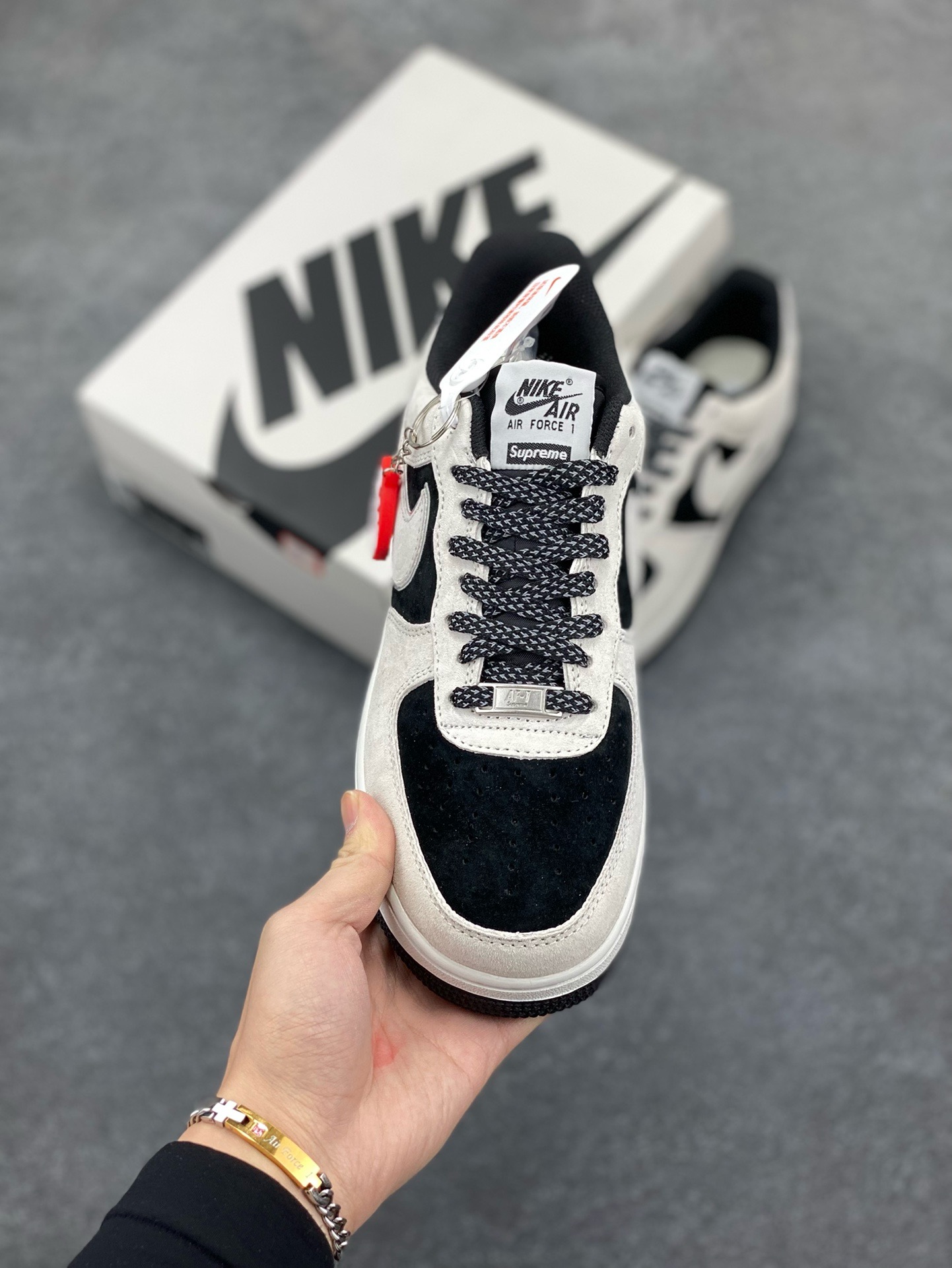 图片[2]-福利特价   Nike Air Force 1 07 Low “灰黑”全麂皮supreme联名秋冬 空军一号低帮休闲板鞋 3M反光 定制皮料 原盒原包装 原楦头原纸板 纯正版型 正品NFC感应芯片 内置全掌气垫 货号：ME2392-105 尺码：36 36.5 37.5 38 38.5 39 40 40.5 41 42 42.5 43 44 44.5 45-选品中心