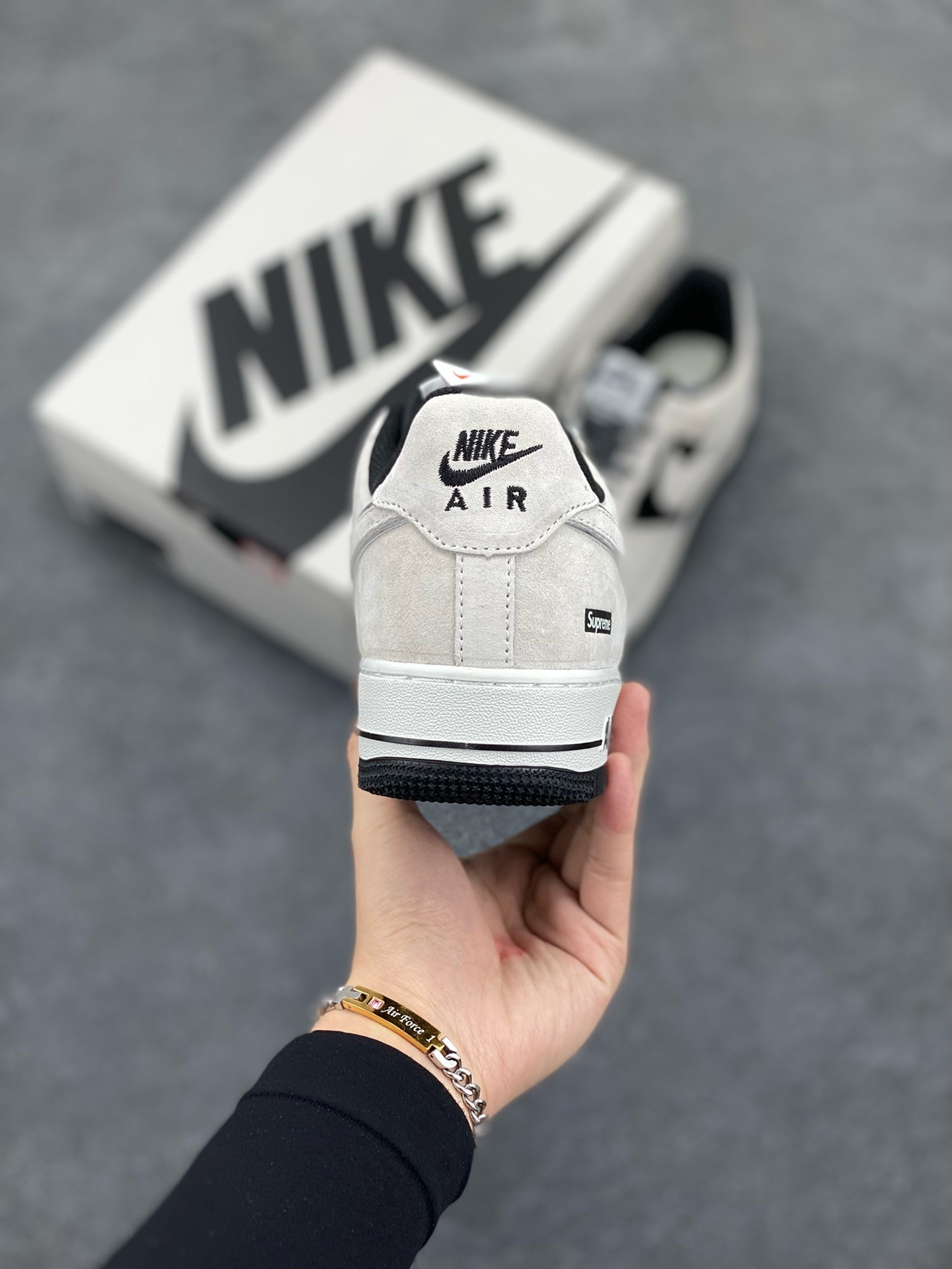 图片[4]-福利特价   Nike Air Force 1 07 Low “灰黑”全麂皮supreme联名秋冬 空军一号低帮休闲板鞋 3M反光 定制皮料 原盒原包装 原楦头原纸板 纯正版型 正品NFC感应芯片 内置全掌气垫 货号：ME2392-105 尺码：36 36.5 37.5 38 38.5 39 40 40.5 41 42 42.5 43 44 44.5 45-选品中心