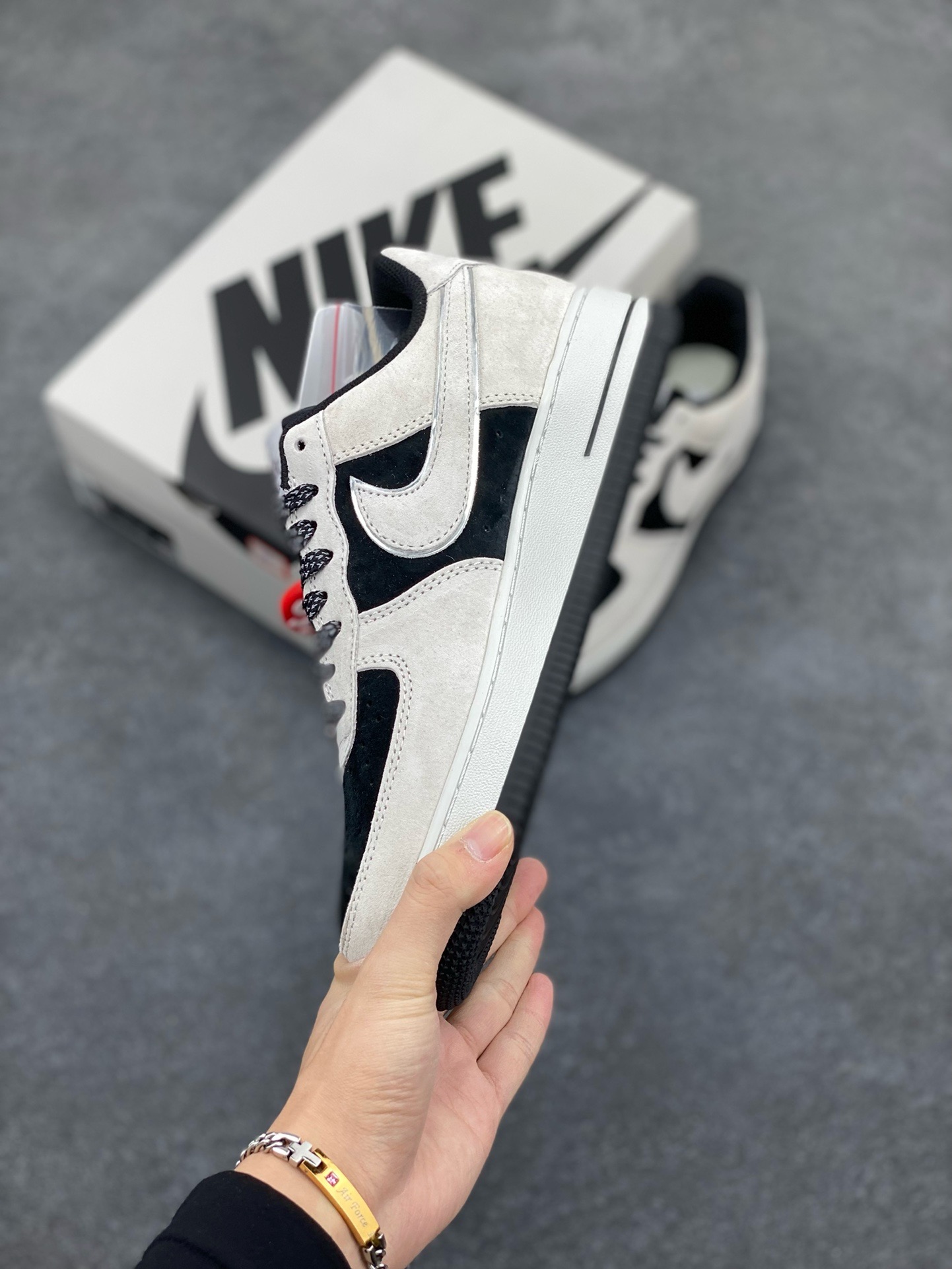 图片[3]-福利特价   Nike Air Force 1 07 Low “灰黑”全麂皮supreme联名秋冬 空军一号低帮休闲板鞋 3M反光 定制皮料 原盒原包装 原楦头原纸板 纯正版型 正品NFC感应芯片 内置全掌气垫 货号：ME2392-105 尺码：36 36.5 37.5 38 38.5 39 40 40.5 41 42 42.5 43 44 44.5 45-选品中心
