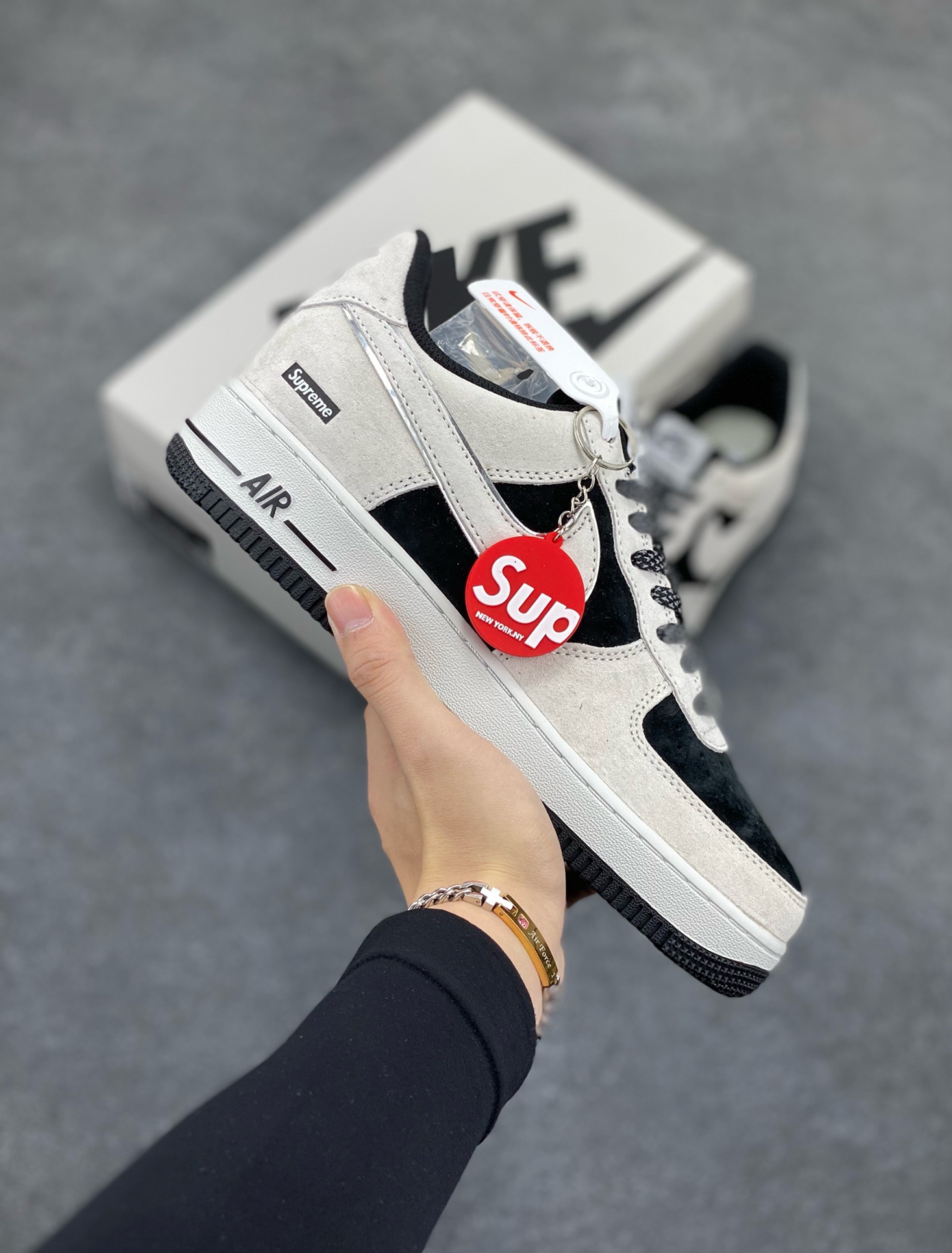 福利特价   Nike Air Force 1 07 Low “灰黑”全麂皮supreme联名秋冬 空军一号低帮休闲板鞋 3M反光 定制皮料 原盒原包装 原楦头原纸板 纯正版型 正品NFC感应芯片 内置全掌气垫 货号：ME2392-105 尺码：36 36.5 37.5 38 38.5 39 40 40.5 41 42 42.5 43 44 44.5 45-选品中心