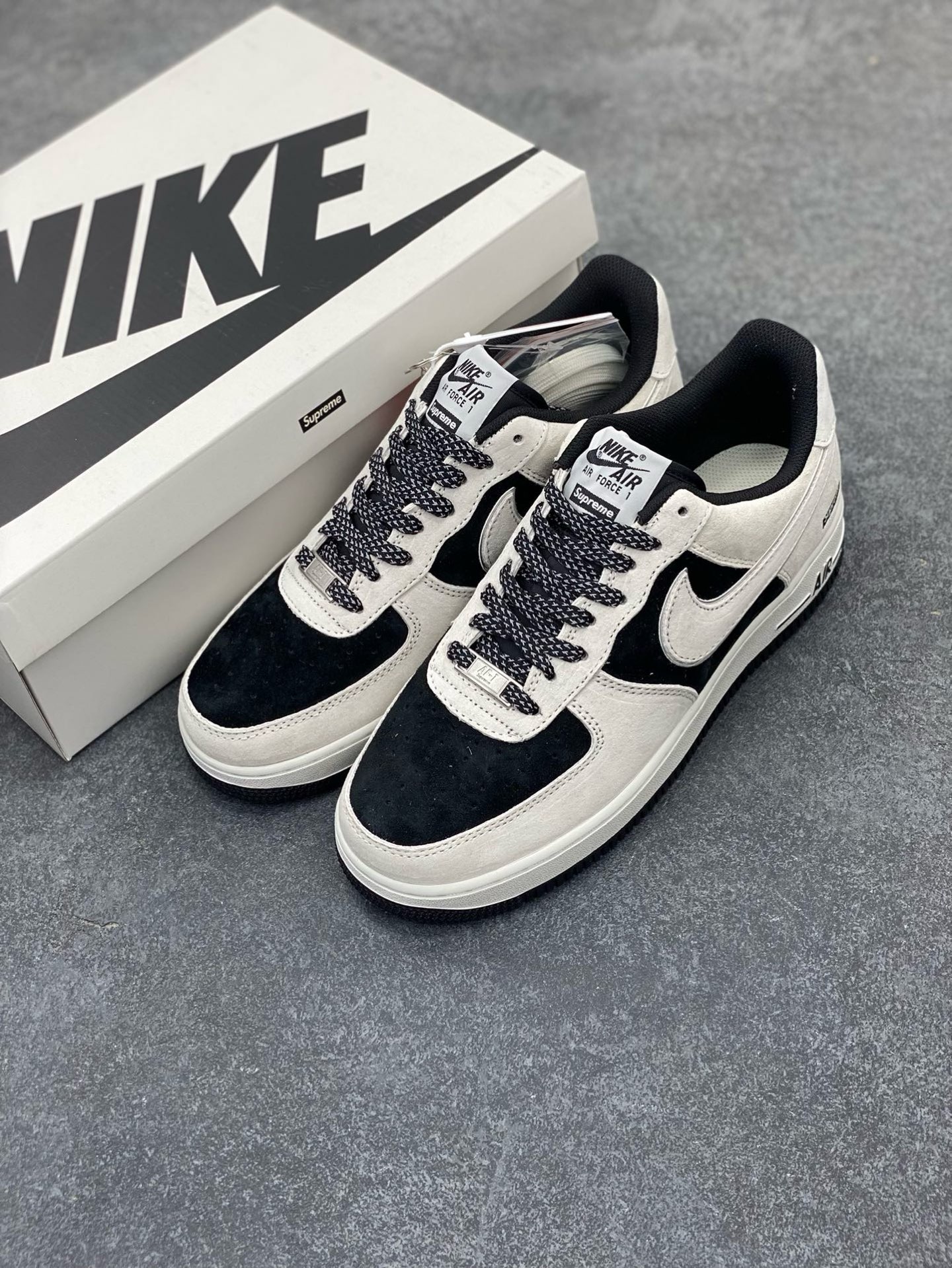 图片[8]-福利特价   Nike Air Force 1 07 Low “灰黑”全麂皮supreme联名秋冬 空军一号低帮休闲板鞋 3M反光 定制皮料 原盒原包装 原楦头原纸板 纯正版型 正品NFC感应芯片 内置全掌气垫 货号：ME2392-105 尺码：36 36.5 37.5 38 38.5 39 40 40.5 41 42 42.5 43 44 44.5 45-选品中心
