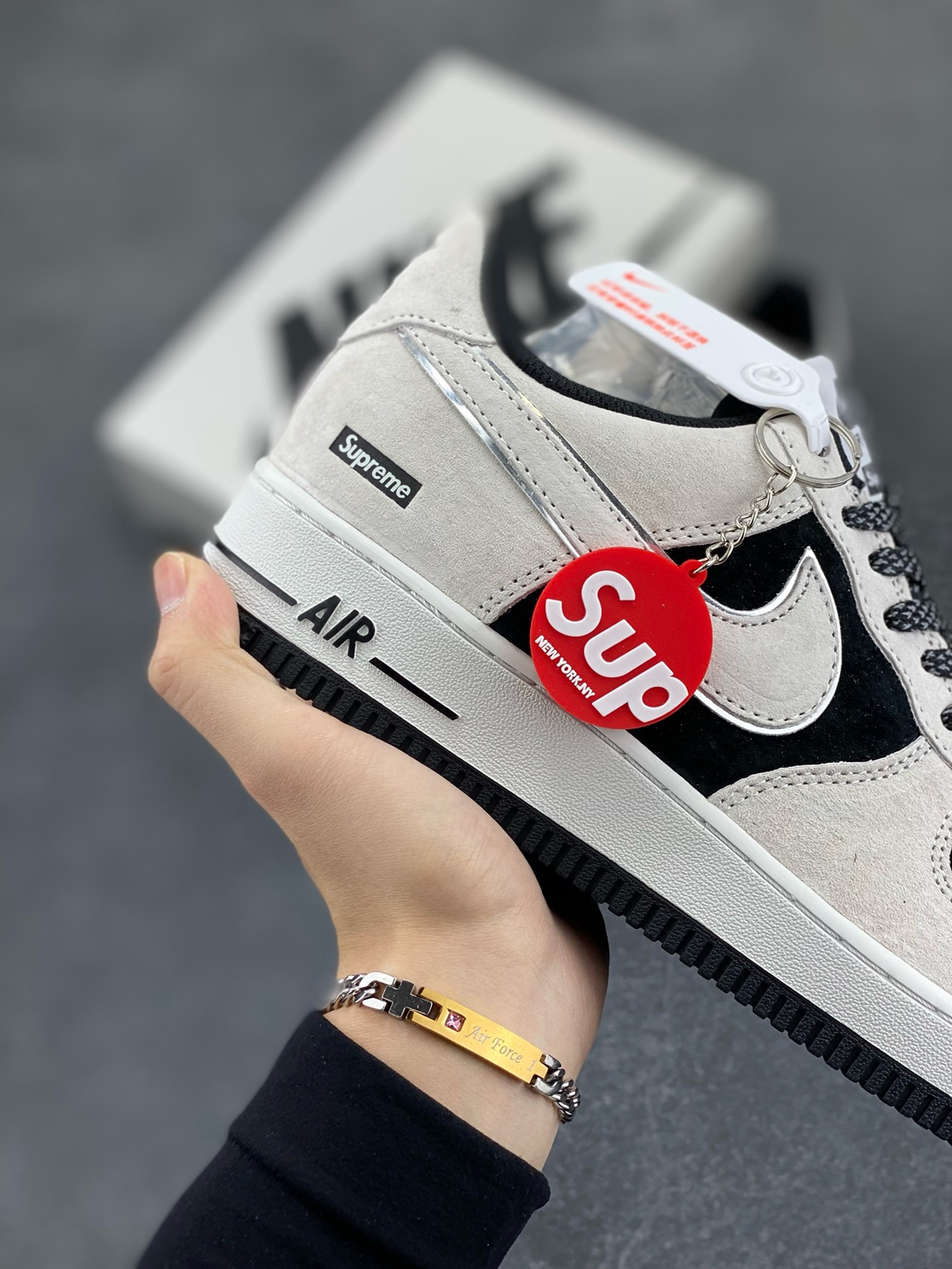 图片[6]-福利特价   Nike Air Force 1 07 Low “灰黑”全麂皮supreme联名秋冬 空军一号低帮休闲板鞋 3M反光 定制皮料 原盒原包装 原楦头原纸板 纯正版型 正品NFC感应芯片 内置全掌气垫 货号：ME2392-105 尺码：36 36.5 37.5 38 38.5 39 40 40.5 41 42 42.5 43 44 44.5 45-选品中心