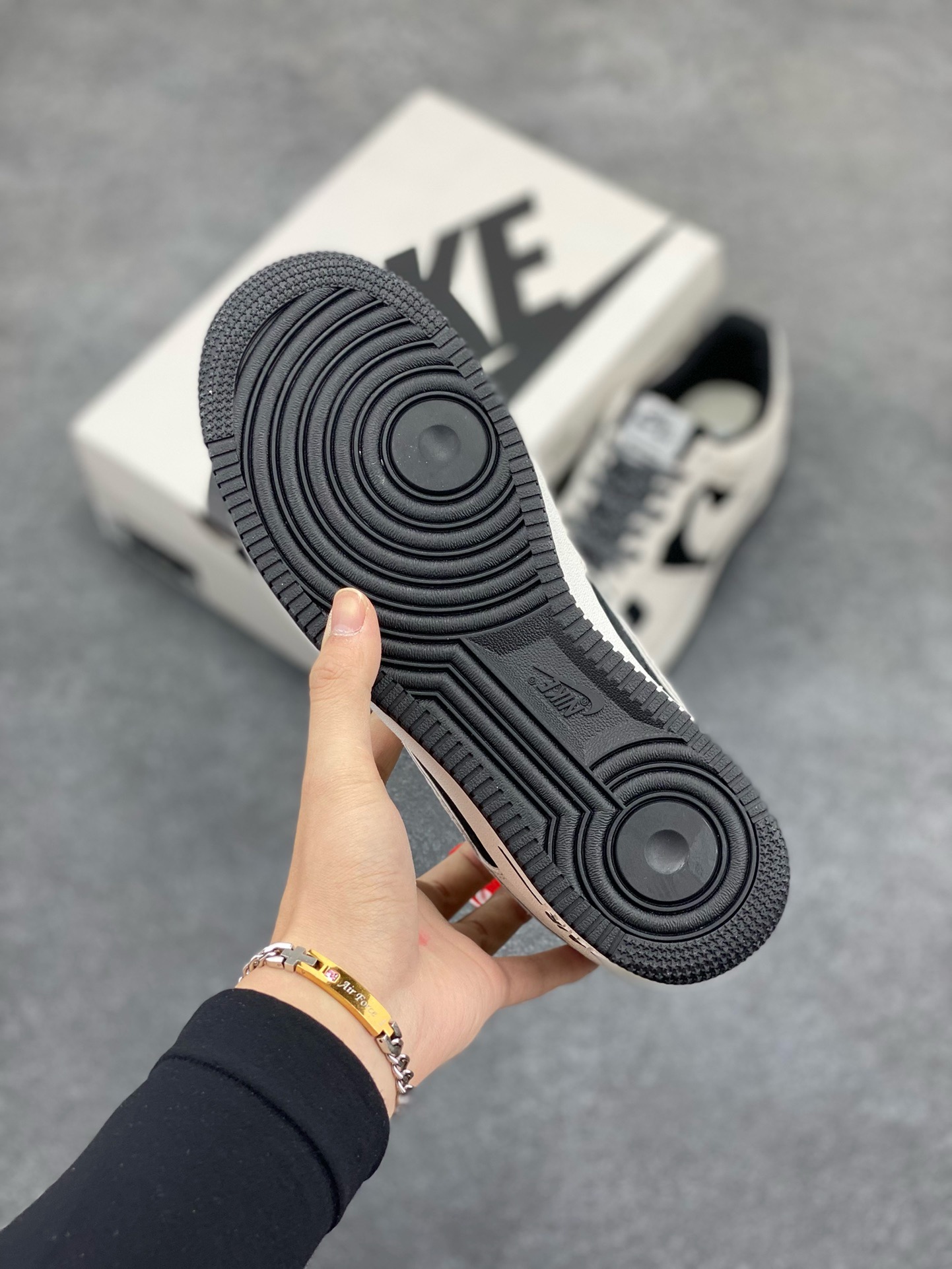 图片[5]-福利特价   Nike Air Force 1 07 Low “灰黑”全麂皮supreme联名秋冬 空军一号低帮休闲板鞋 3M反光 定制皮料 原盒原包装 原楦头原纸板 纯正版型 正品NFC感应芯片 内置全掌气垫 货号：ME2392-105 尺码：36 36.5 37.5 38 38.5 39 40 40.5 41 42 42.5 43 44 44.5 45-选品中心