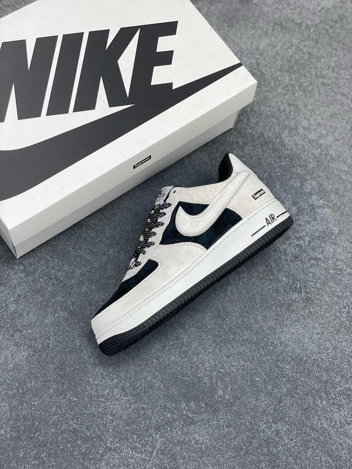 图片[7]-福利特价   Nike Air Force 1 07 Low “灰黑”全麂皮supreme联名秋冬 空军一号低帮休闲板鞋 3M反光 定制皮料 原盒原包装 原楦头原纸板 纯正版型 正品NFC感应芯片 内置全掌气垫 货号：ME2392-105 尺码：36 36.5 37.5 38 38.5 39 40 40.5 41 42 42.5 43 44 44.5 45-选品中心