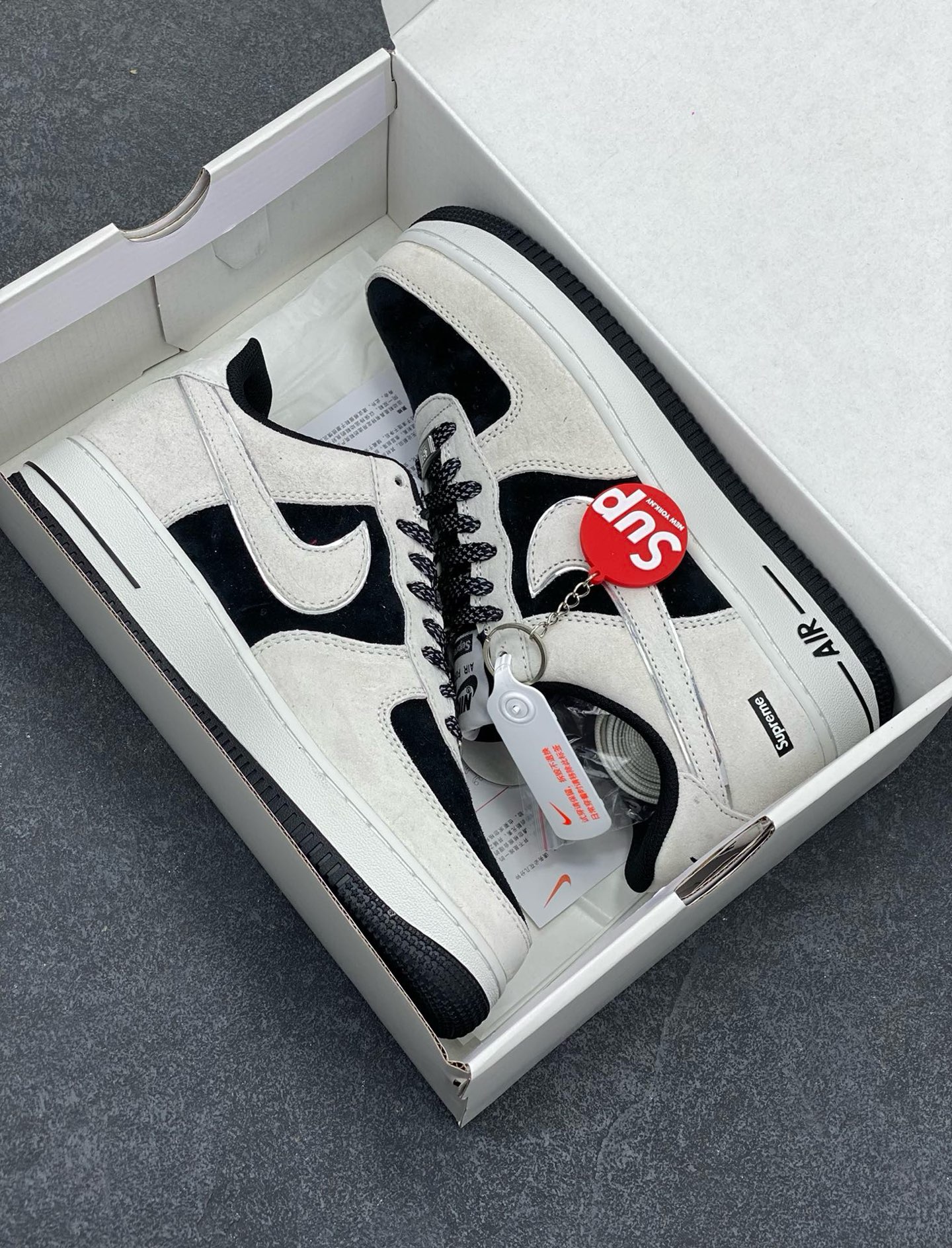 图片[9]-福利特价   Nike Air Force 1 07 Low “灰黑”全麂皮supreme联名秋冬 空军一号低帮休闲板鞋 3M反光 定制皮料 原盒原包装 原楦头原纸板 纯正版型 正品NFC感应芯片 内置全掌气垫 货号：ME2392-105 尺码：36 36.5 37.5 38 38.5 39 40 40.5 41 42 42.5 43 44 44.5 45-选品中心