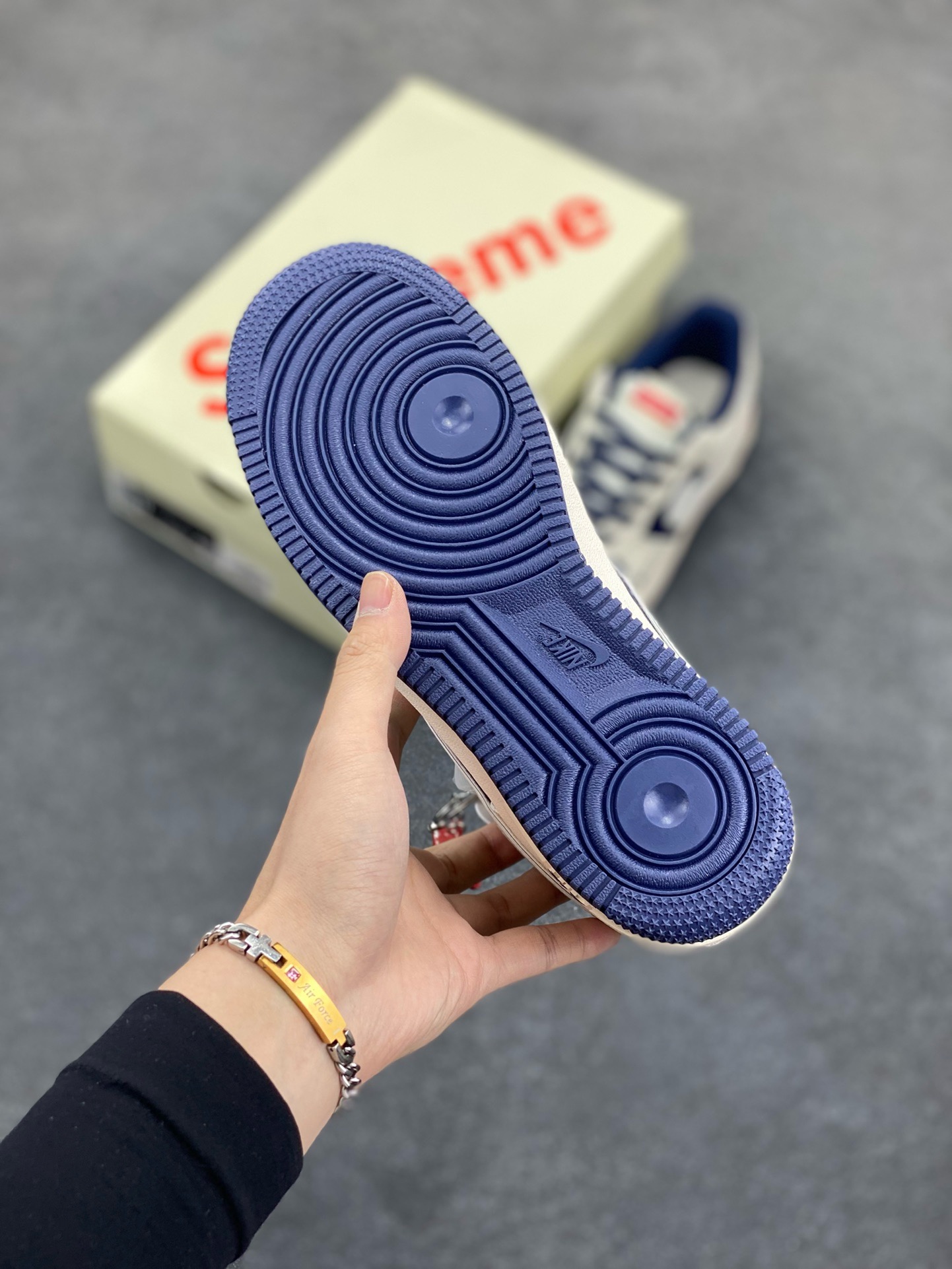 图片[5]-Nike Air Force 1 \’07 Low “Supreme联名——米蓝双拼亮边”空军一号 高端定制 低帮 运动鞋 休闲鞋 折边针车 工艺难度大 原楦头原纸板 原装鞋盒 定制五金配件 内置全掌气垫 原厂鞋底 货号：HH7518-057 尺码：36 36.5 37.5 38 38.5 39 40 40.5 41 42 42.5 43 44 44.5 45-选品中心
