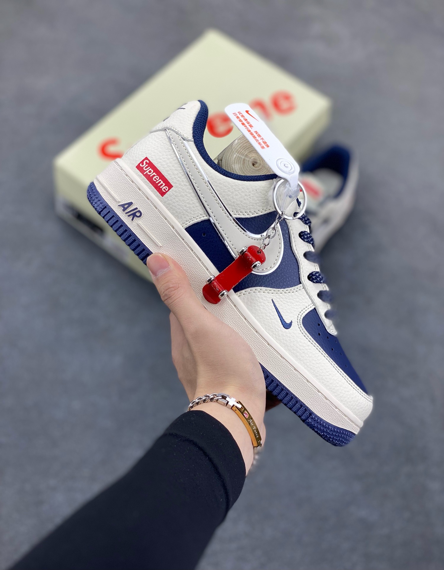 Nike Air Force 1 \’07 Low “Supreme联名——米蓝双拼亮边”空军一号 高端定制 低帮 运动鞋 休闲鞋 折边针车 工艺难度大 原楦头原纸板 原装鞋盒 定制五金配件 内置全掌气垫 原厂鞋底 货号：HH7518-057 尺码：36 36.5 37.5 38 38.5 39 40 40.5 41 42 42.5 43 44 44.5 45-选品中心