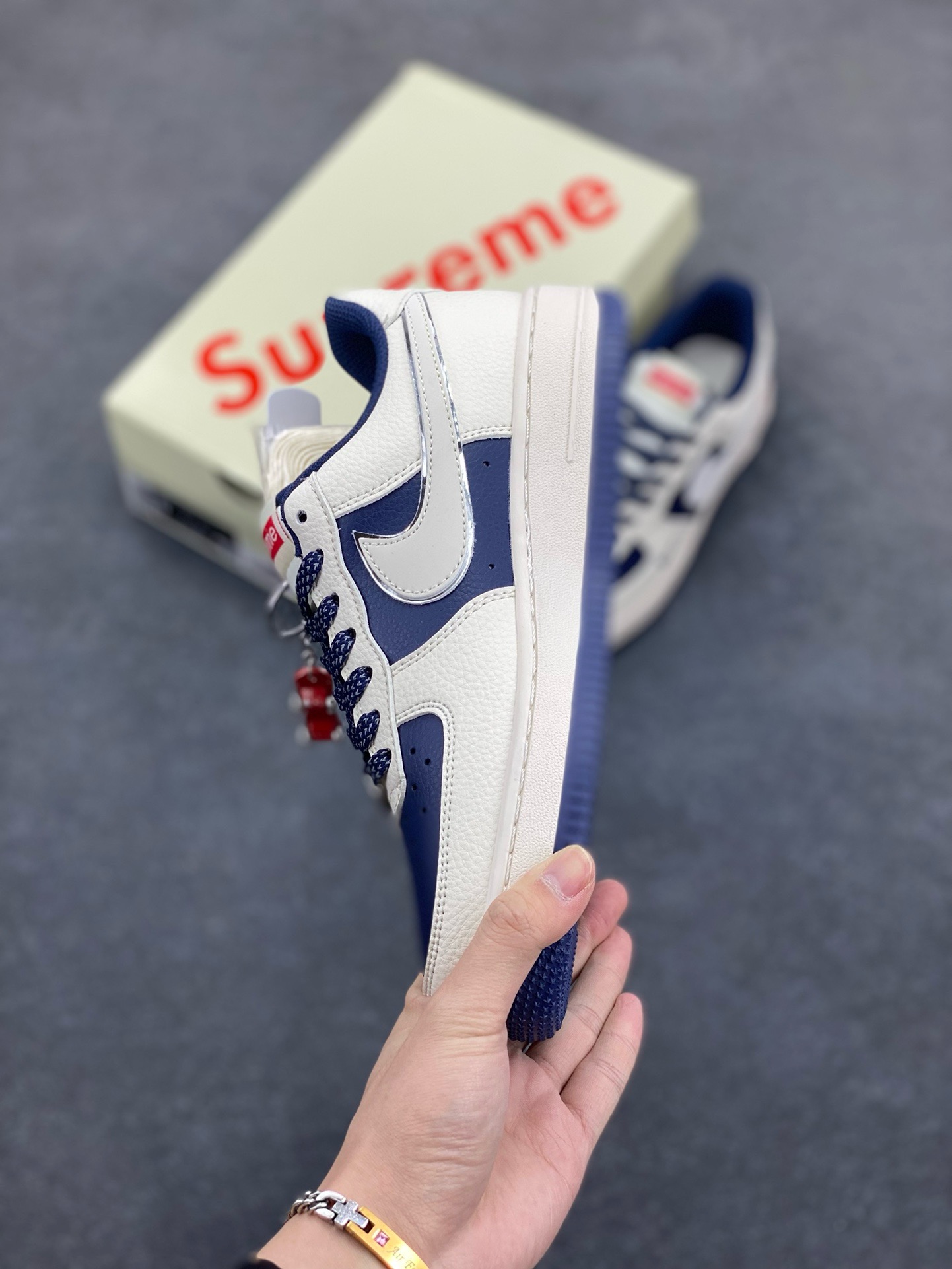 图片[3]-Nike Air Force 1 \’07 Low “Supreme联名——米蓝双拼亮边”空军一号 高端定制 低帮 运动鞋 休闲鞋 折边针车 工艺难度大 原楦头原纸板 原装鞋盒 定制五金配件 内置全掌气垫 原厂鞋底 货号：HH7518-057 尺码：36 36.5 37.5 38 38.5 39 40 40.5 41 42 42.5 43 44 44.5 45-选品中心