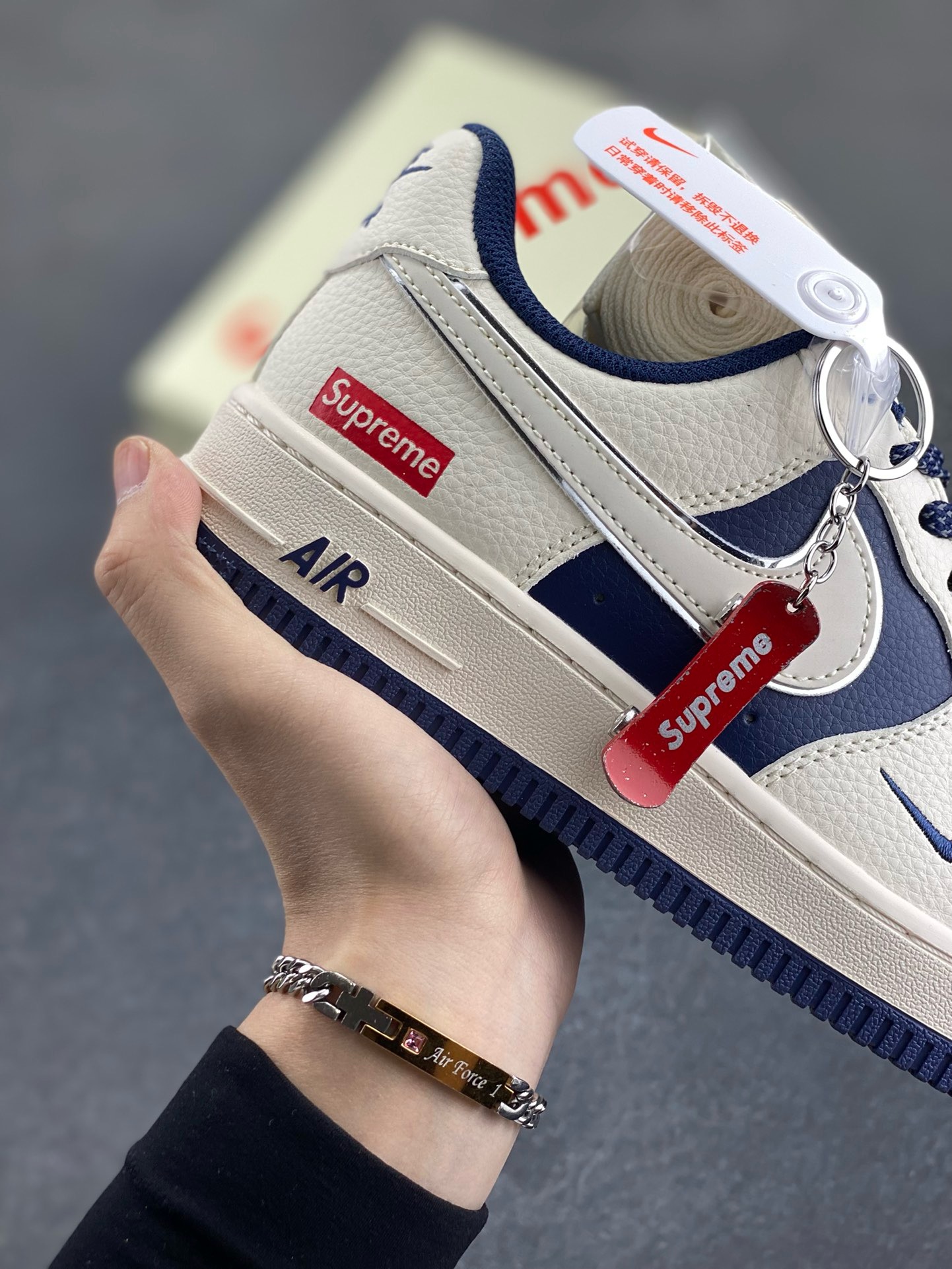图片[6]-Nike Air Force 1 \’07 Low “Supreme联名——米蓝双拼亮边”空军一号 高端定制 低帮 运动鞋 休闲鞋 折边针车 工艺难度大 原楦头原纸板 原装鞋盒 定制五金配件 内置全掌气垫 原厂鞋底 货号：HH7518-057 尺码：36 36.5 37.5 38 38.5 39 40 40.5 41 42 42.5 43 44 44.5 45-选品中心
