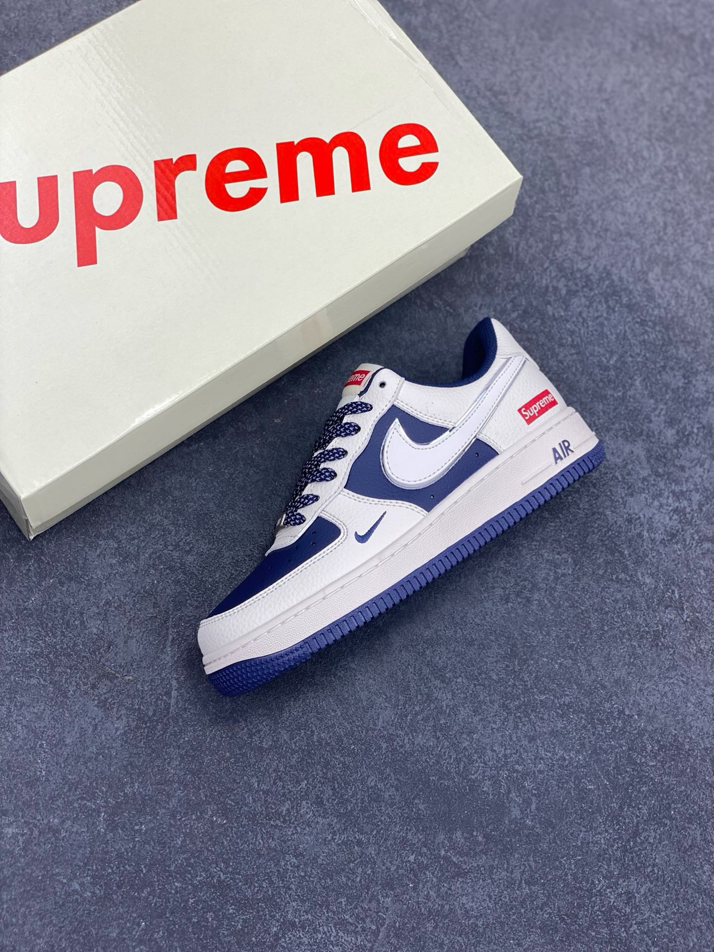图片[7]-Nike Air Force 1 \’07 Low “Supreme联名——米蓝双拼亮边”空军一号 高端定制 低帮 运动鞋 休闲鞋 折边针车 工艺难度大 原楦头原纸板 原装鞋盒 定制五金配件 内置全掌气垫 原厂鞋底 货号：HH7518-057 尺码：36 36.5 37.5 38 38.5 39 40 40.5 41 42 42.5 43 44 44.5 45-选品中心