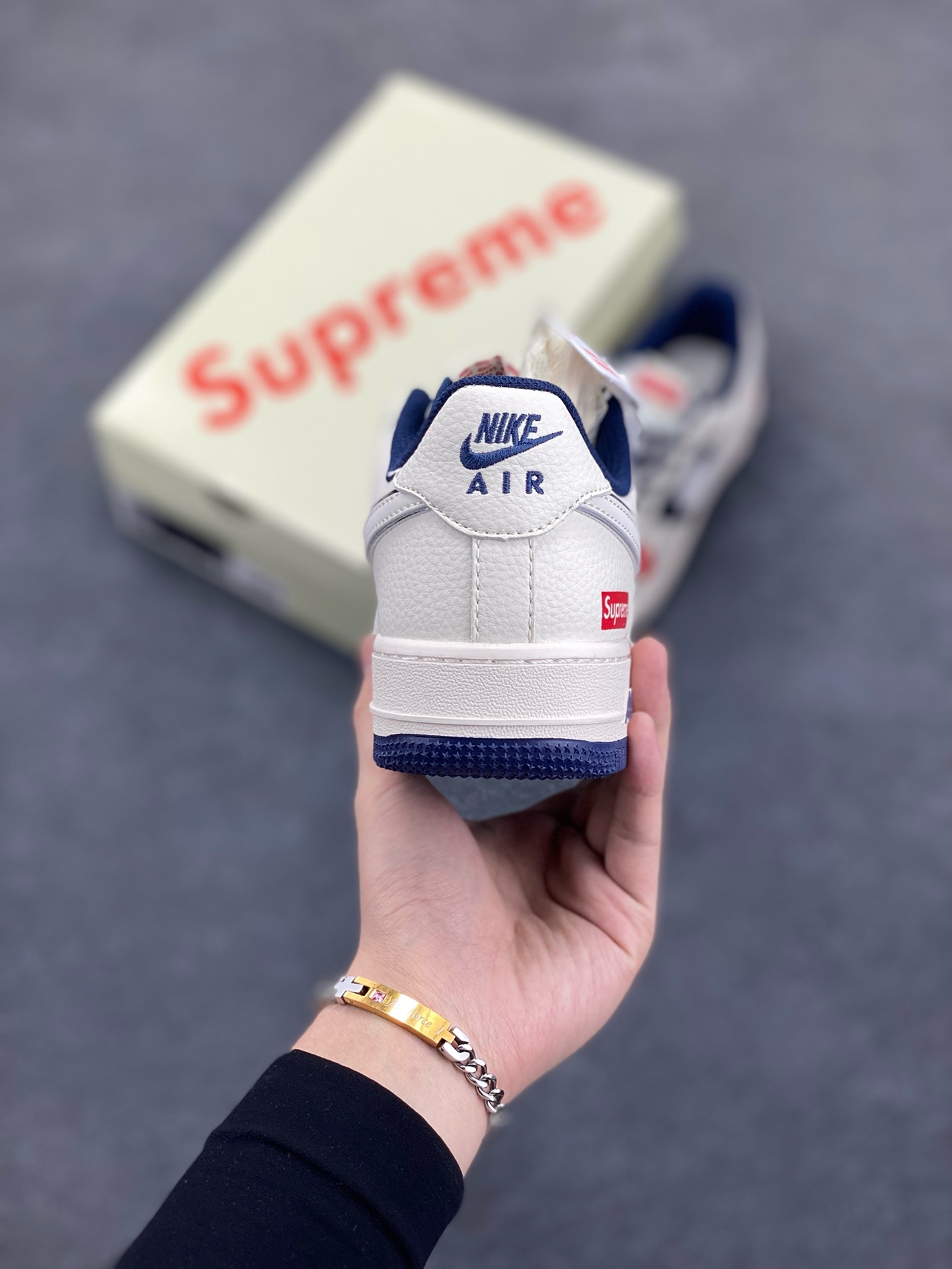 图片[4]-Nike Air Force 1 \’07 Low “Supreme联名——米蓝双拼亮边”空军一号 高端定制 低帮 运动鞋 休闲鞋 折边针车 工艺难度大 原楦头原纸板 原装鞋盒 定制五金配件 内置全掌气垫 原厂鞋底 货号：HH7518-057 尺码：36 36.5 37.5 38 38.5 39 40 40.5 41 42 42.5 43 44 44.5 45-选品中心