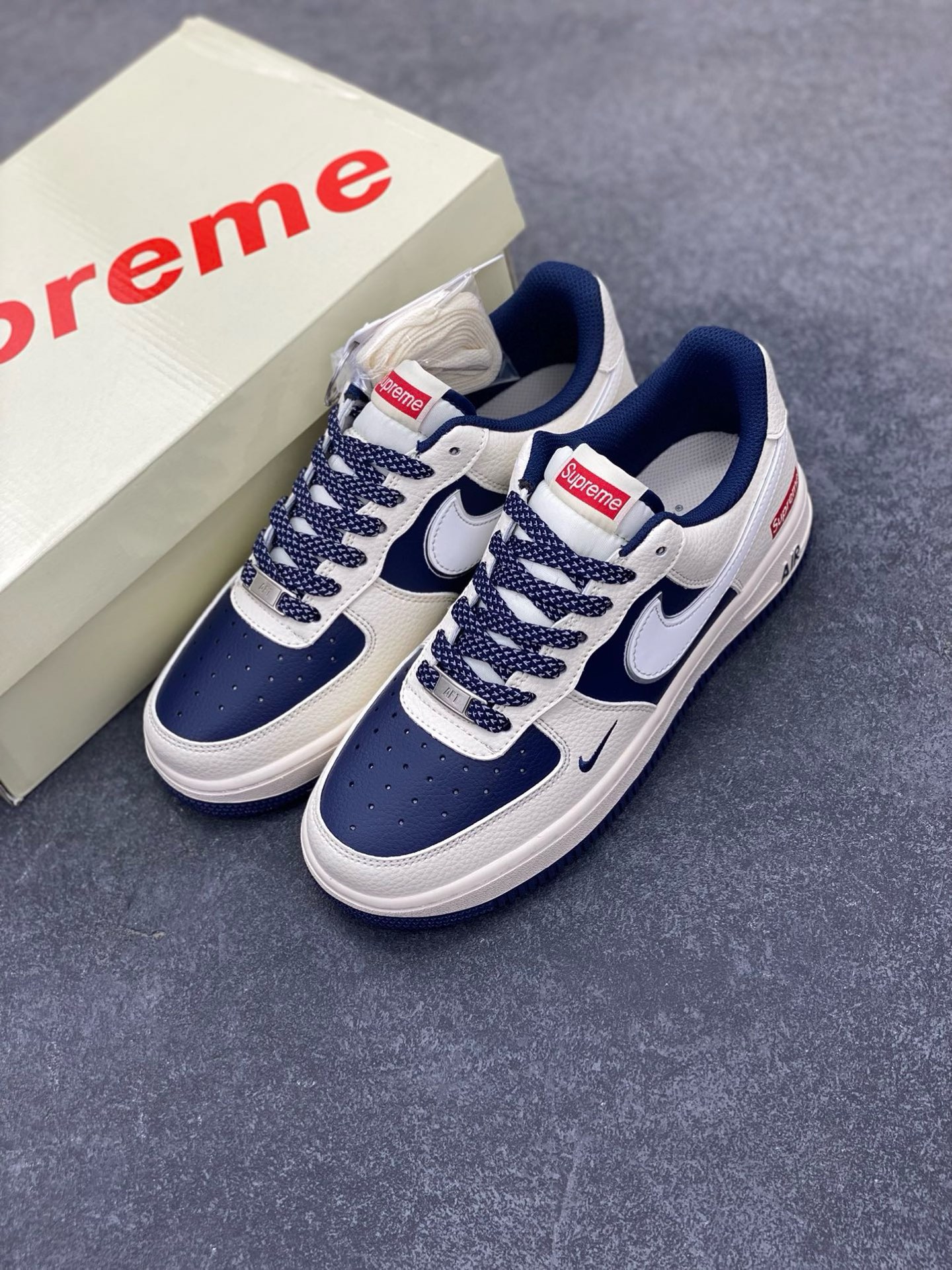 图片[8]-Nike Air Force 1 \’07 Low “Supreme联名——米蓝双拼亮边”空军一号 高端定制 低帮 运动鞋 休闲鞋 折边针车 工艺难度大 原楦头原纸板 原装鞋盒 定制五金配件 内置全掌气垫 原厂鞋底 货号：HH7518-057 尺码：36 36.5 37.5 38 38.5 39 40 40.5 41 42 42.5 43 44 44.5 45-选品中心