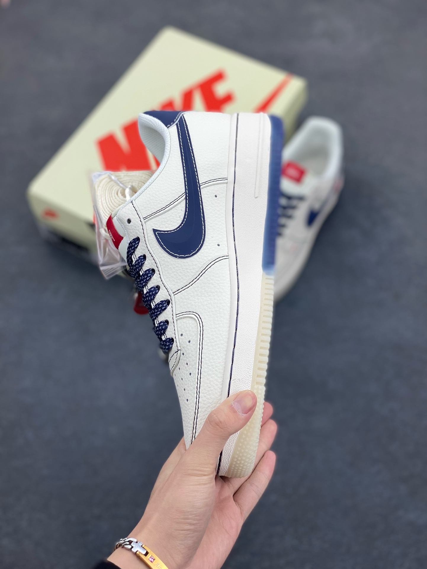 图片[3]-Nike Air Force 1 \’07 Low “斯图西联名 Supreme联名——米蓝水晶底”空军一号 高端定制 低帮 运动鞋 休闲鞋 折边针车 工艺难度大 原楦头原纸板 原装鞋盒 定制五金配件 内置全掌气垫 原厂鞋底 货号：HH7518-072 尺码：36 36.5 37.5 38 38.5 39 40 40.5 41 42 42.5 43 44 44.5 45-选品中心