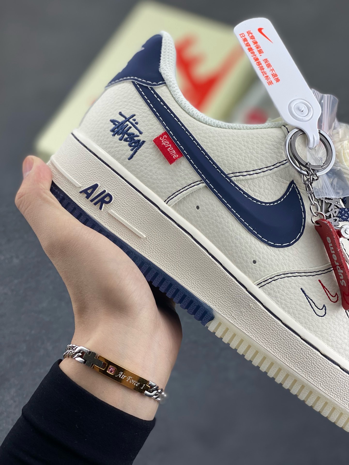 图片[6]-Nike Air Force 1 \’07 Low “斯图西联名 Supreme联名——米蓝水晶底”空军一号 高端定制 低帮 运动鞋 休闲鞋 折边针车 工艺难度大 原楦头原纸板 原装鞋盒 定制五金配件 内置全掌气垫 原厂鞋底 货号：HH7518-072 尺码：36 36.5 37.5 38 38.5 39 40 40.5 41 42 42.5 43 44 44.5 45-选品中心
