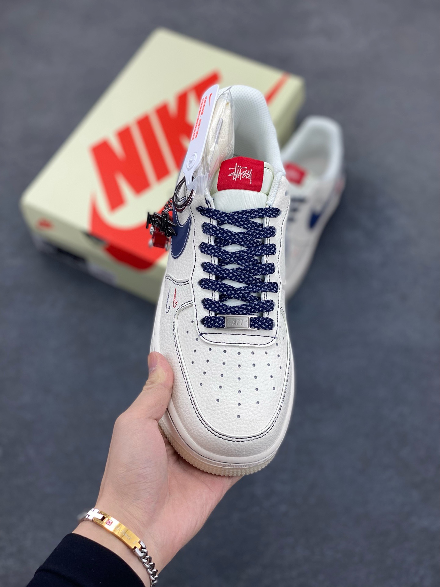 图片[2]-Nike Air Force 1 \’07 Low “斯图西联名 Supreme联名——米蓝水晶底”空军一号 高端定制 低帮 运动鞋 休闲鞋 折边针车 工艺难度大 原楦头原纸板 原装鞋盒 定制五金配件 内置全掌气垫 原厂鞋底 货号：HH7518-072 尺码：36 36.5 37.5 38 38.5 39 40 40.5 41 42 42.5 43 44 44.5 45-选品中心