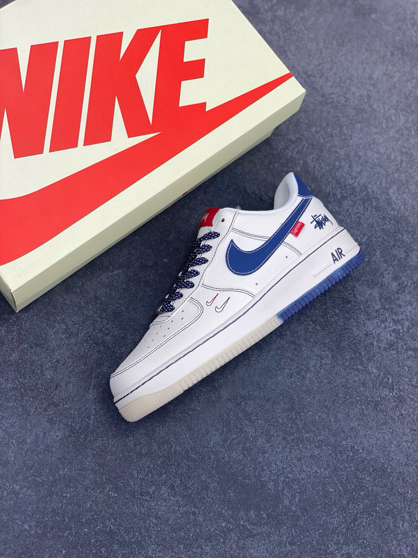 图片[7]-Nike Air Force 1 \’07 Low “斯图西联名 Supreme联名——米蓝水晶底”空军一号 高端定制 低帮 运动鞋 休闲鞋 折边针车 工艺难度大 原楦头原纸板 原装鞋盒 定制五金配件 内置全掌气垫 原厂鞋底 货号：HH7518-072 尺码：36 36.5 37.5 38 38.5 39 40 40.5 41 42 42.5 43 44 44.5 45-选品中心