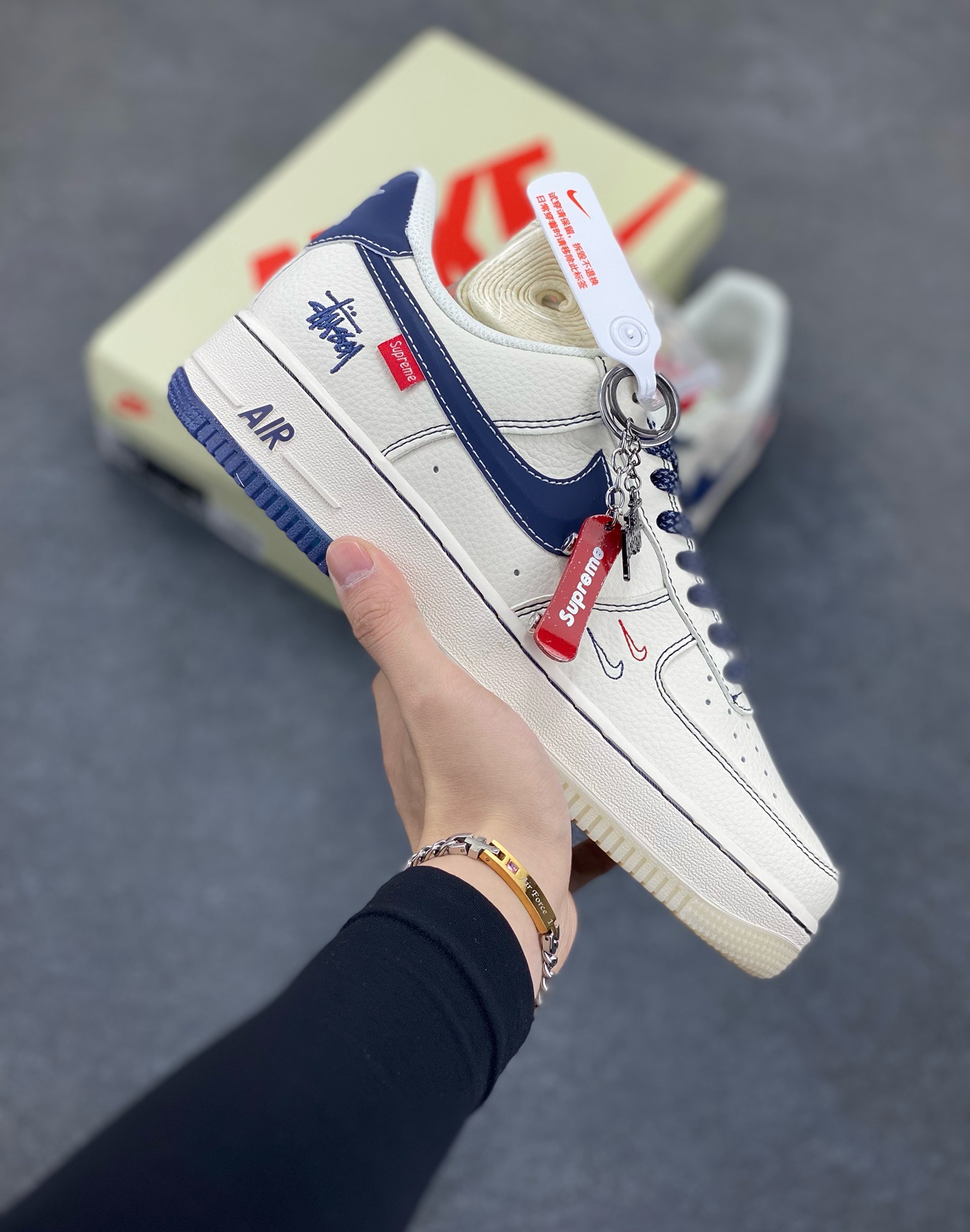 Nike Air Force 1 \'07 Low “斯图西联名 Supreme联名——米蓝水晶底”空军一号 高端定制 低帮 运动鞋 休闲鞋 折边针车 工艺难度大 原楦头原纸板 原装鞋盒 定制五金配件 内置全掌气垫 原厂鞋底 货号：HH7518-072 尺码：36 36.5 37.5 38 38.5 39 40 40.5 41 42 42.5 43 44 44.5 45-选品中心