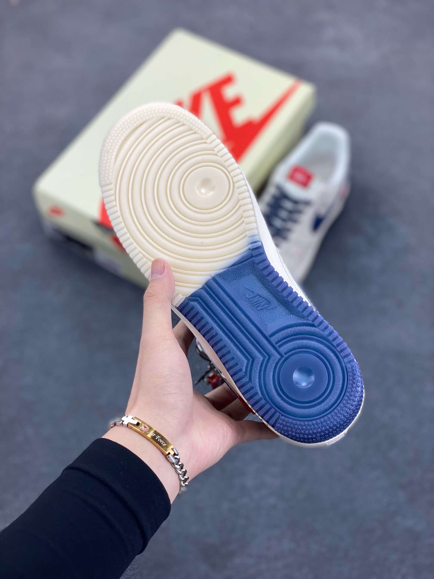 图片[5]-Nike Air Force 1 \’07 Low “斯图西联名 Supreme联名——米蓝水晶底”空军一号 高端定制 低帮 运动鞋 休闲鞋 折边针车 工艺难度大 原楦头原纸板 原装鞋盒 定制五金配件 内置全掌气垫 原厂鞋底 货号：HH7518-072 尺码：36 36.5 37.5 38 38.5 39 40 40.5 41 42 42.5 43 44 44.5 45-选品中心