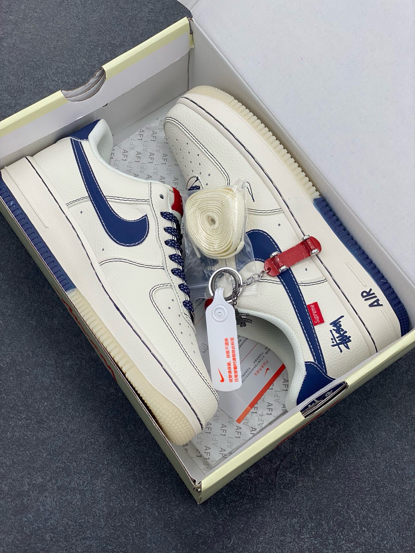 图片[9]-Nike Air Force 1 \’07 Low “斯图西联名 Supreme联名——米蓝水晶底”空军一号 高端定制 低帮 运动鞋 休闲鞋 折边针车 工艺难度大 原楦头原纸板 原装鞋盒 定制五金配件 内置全掌气垫 原厂鞋底 货号：HH7518-072 尺码：36 36.5 37.5 38 38.5 39 40 40.5 41 42 42.5 43 44 44.5 45-选品中心