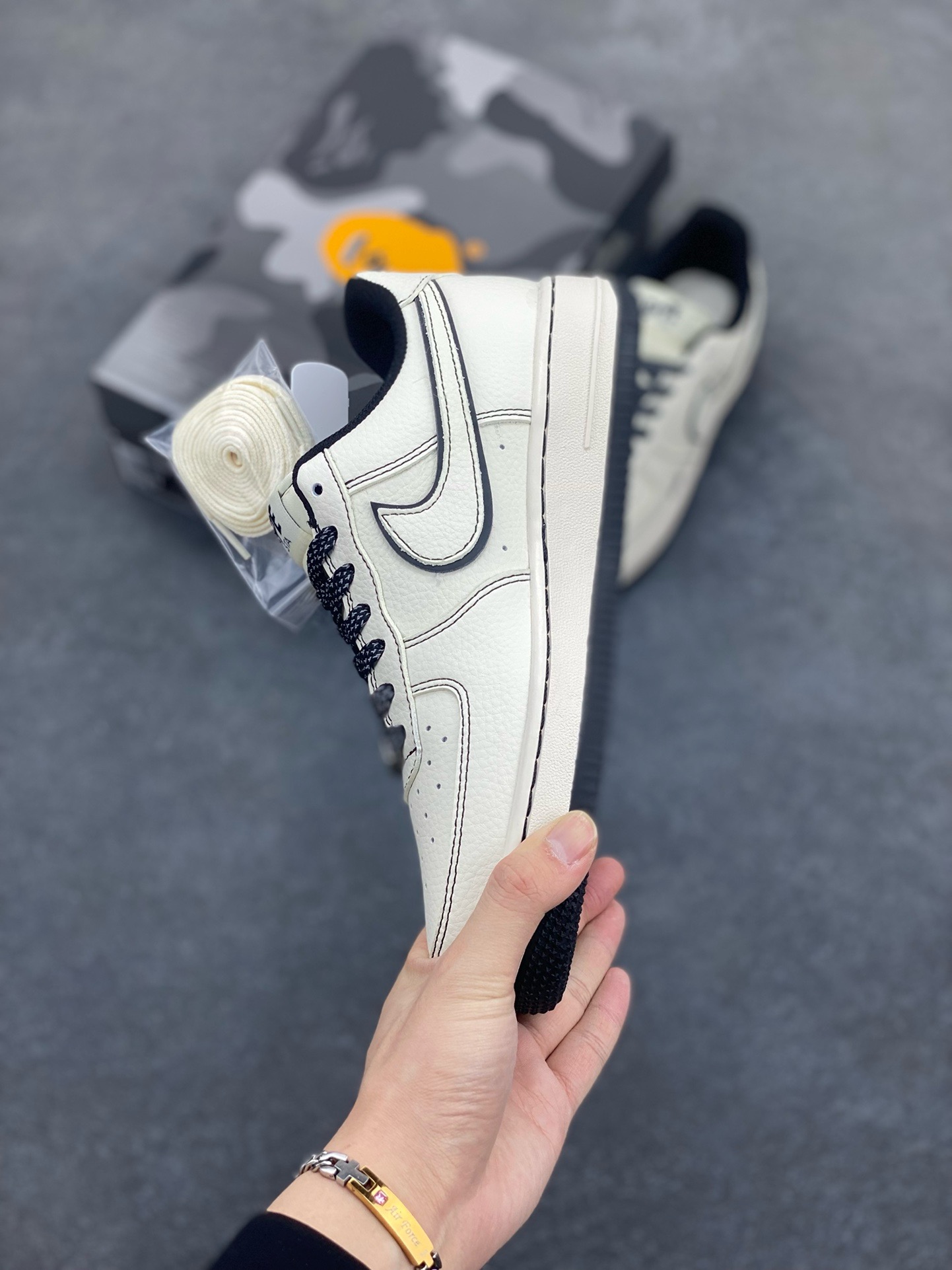 图片[3]-Nike Air Force 1 \’07 Low “Bape联名——米黑线满天星”空军一号 高端定制 低帮 运动鞋 休闲鞋 折边针车 工艺难度大 原楦头原纸板 原装鞋盒 定制五金配件 内置全掌气垫 原厂鞋底 货号：HH7518-067 尺码：36 36.5 37.5 38 38.5 39 40 40.5 41 42 42.5 43 44 44.5 45-选品中心