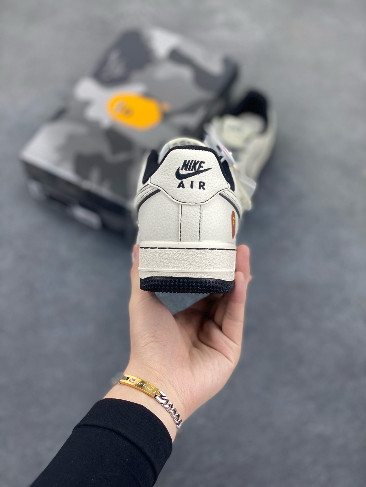 图片[4]-Nike Air Force 1 \’07 Low “Bape联名——米黑线满天星”空军一号 高端定制 低帮 运动鞋 休闲鞋 折边针车 工艺难度大 原楦头原纸板 原装鞋盒 定制五金配件 内置全掌气垫 原厂鞋底 货号：HH7518-067 尺码：36 36.5 37.5 38 38.5 39 40 40.5 41 42 42.5 43 44 44.5 45-选品中心
