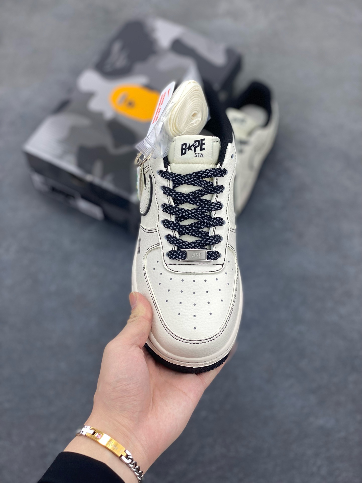 图片[2]-Nike Air Force 1 \’07 Low “Bape联名——米黑线满天星”空军一号 高端定制 低帮 运动鞋 休闲鞋 折边针车 工艺难度大 原楦头原纸板 原装鞋盒 定制五金配件 内置全掌气垫 原厂鞋底 货号：HH7518-067 尺码：36 36.5 37.5 38 38.5 39 40 40.5 41 42 42.5 43 44 44.5 45-选品中心