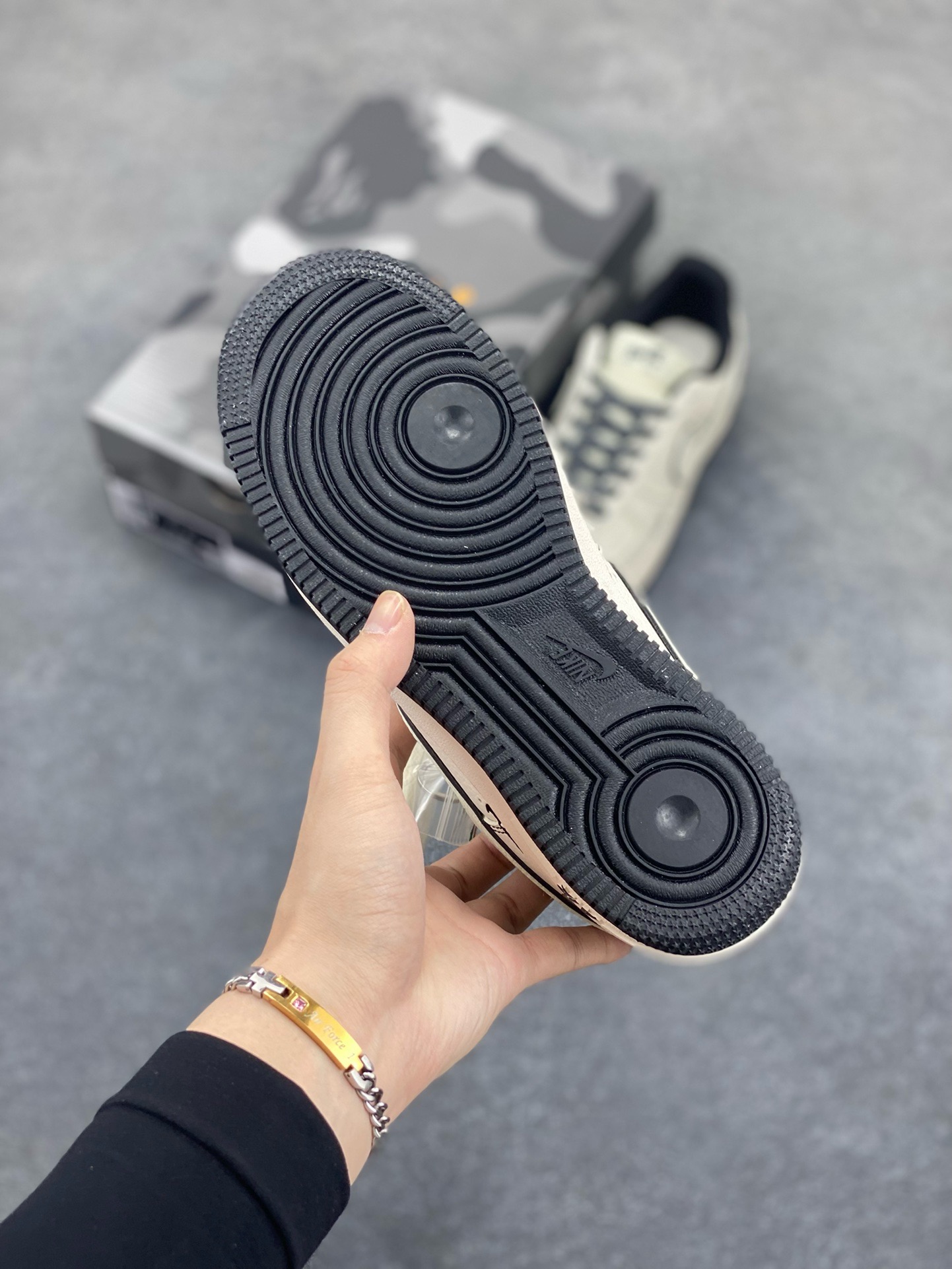 图片[5]-Nike Air Force 1 \’07 Low “Bape联名——米黑线满天星”空军一号 高端定制 低帮 运动鞋 休闲鞋 折边针车 工艺难度大 原楦头原纸板 原装鞋盒 定制五金配件 内置全掌气垫 原厂鞋底 货号：HH7518-067 尺码：36 36.5 37.5 38 38.5 39 40 40.5 41 42 42.5 43 44 44.5 45-选品中心