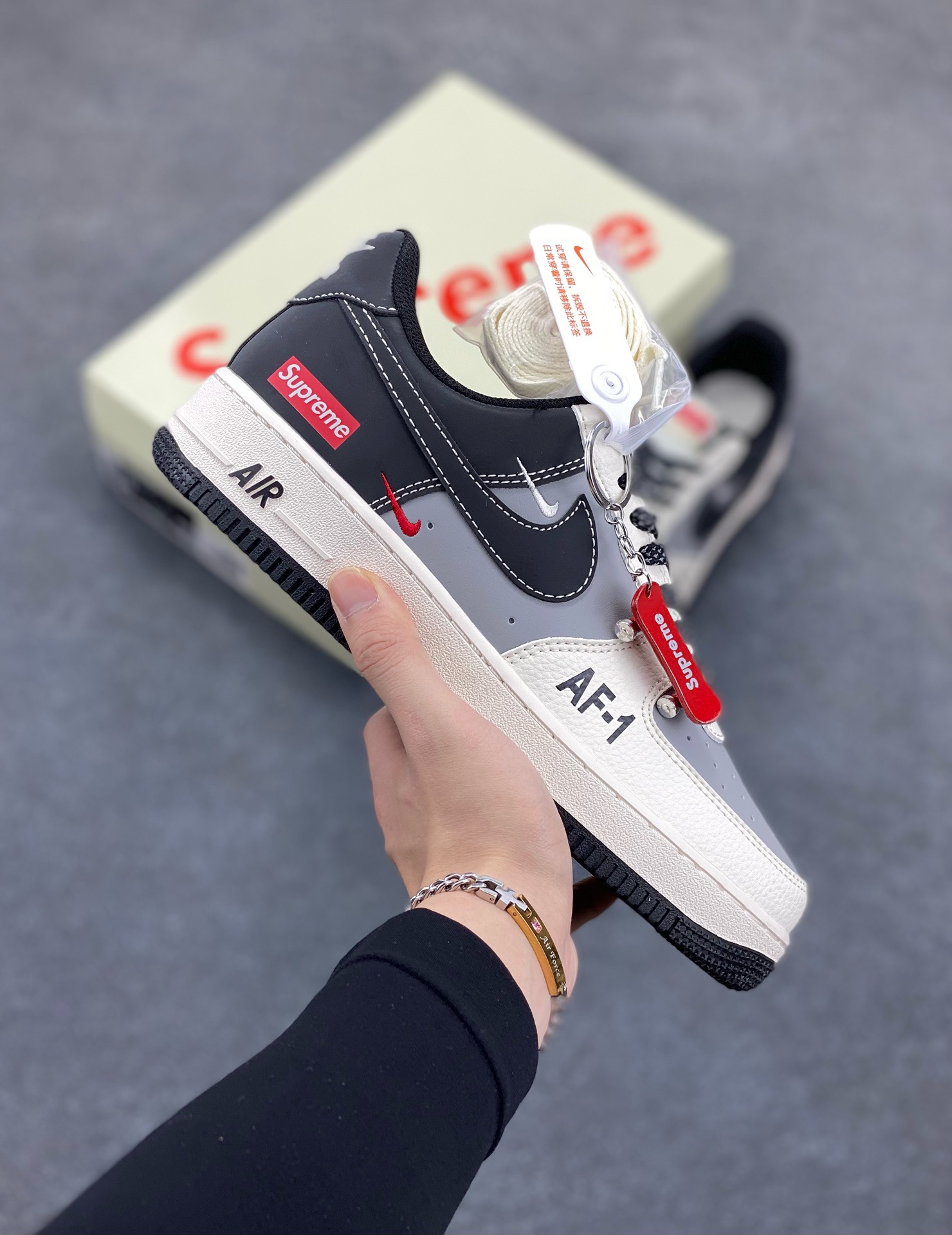 Nike Air Force 1 \'07 Low “Supreme联名——AF1米灰黑双勾”空军一号 高端定制 低帮 运动鞋 休闲鞋 折边针车 工艺难度大 原楦头原纸板 原装鞋盒 定制五金配件 内置全掌气垫 原厂鞋底 货号：HH7518-055 尺码：36 36.5 37.5 38 38.5 39 40 40.5 41 42 42.5 43 44 44.5 45-选品中心