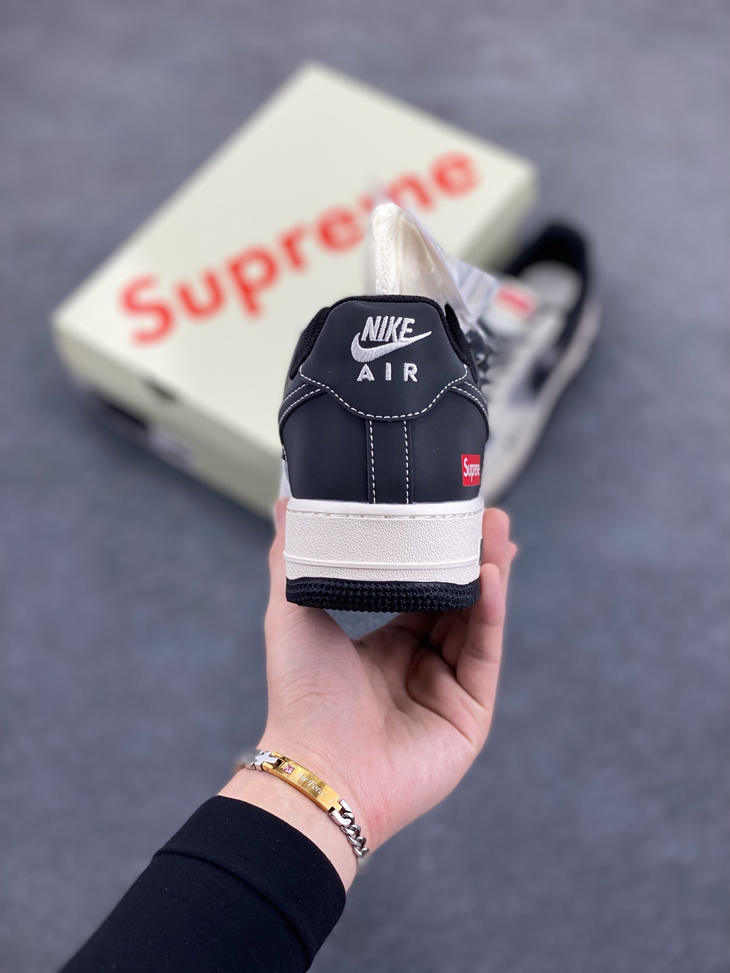 图片[4]-Nike Air Force 1 \’07 Low “Supreme联名——AF1米灰黑双勾”空军一号 高端定制 低帮 运动鞋 休闲鞋 折边针车 工艺难度大 原楦头原纸板 原装鞋盒 定制五金配件 内置全掌气垫 原厂鞋底 货号：HH7518-055 尺码：36 36.5 37.5 38 38.5 39 40 40.5 41 42 42.5 43 44 44.5 45-选品中心