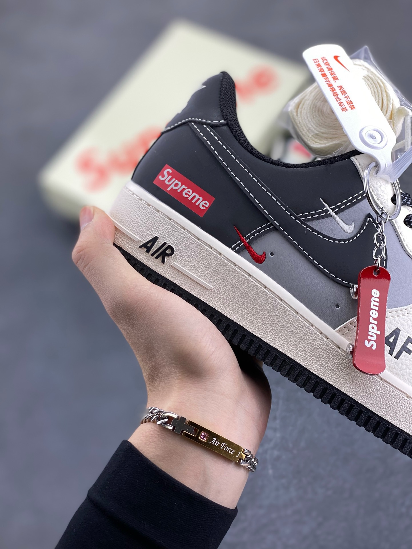 图片[6]-Nike Air Force 1 \’07 Low “Supreme联名——AF1米灰黑双勾”空军一号 高端定制 低帮 运动鞋 休闲鞋 折边针车 工艺难度大 原楦头原纸板 原装鞋盒 定制五金配件 内置全掌气垫 原厂鞋底 货号：HH7518-055 尺码：36 36.5 37.5 38 38.5 39 40 40.5 41 42 42.5 43 44 44.5 45-选品中心