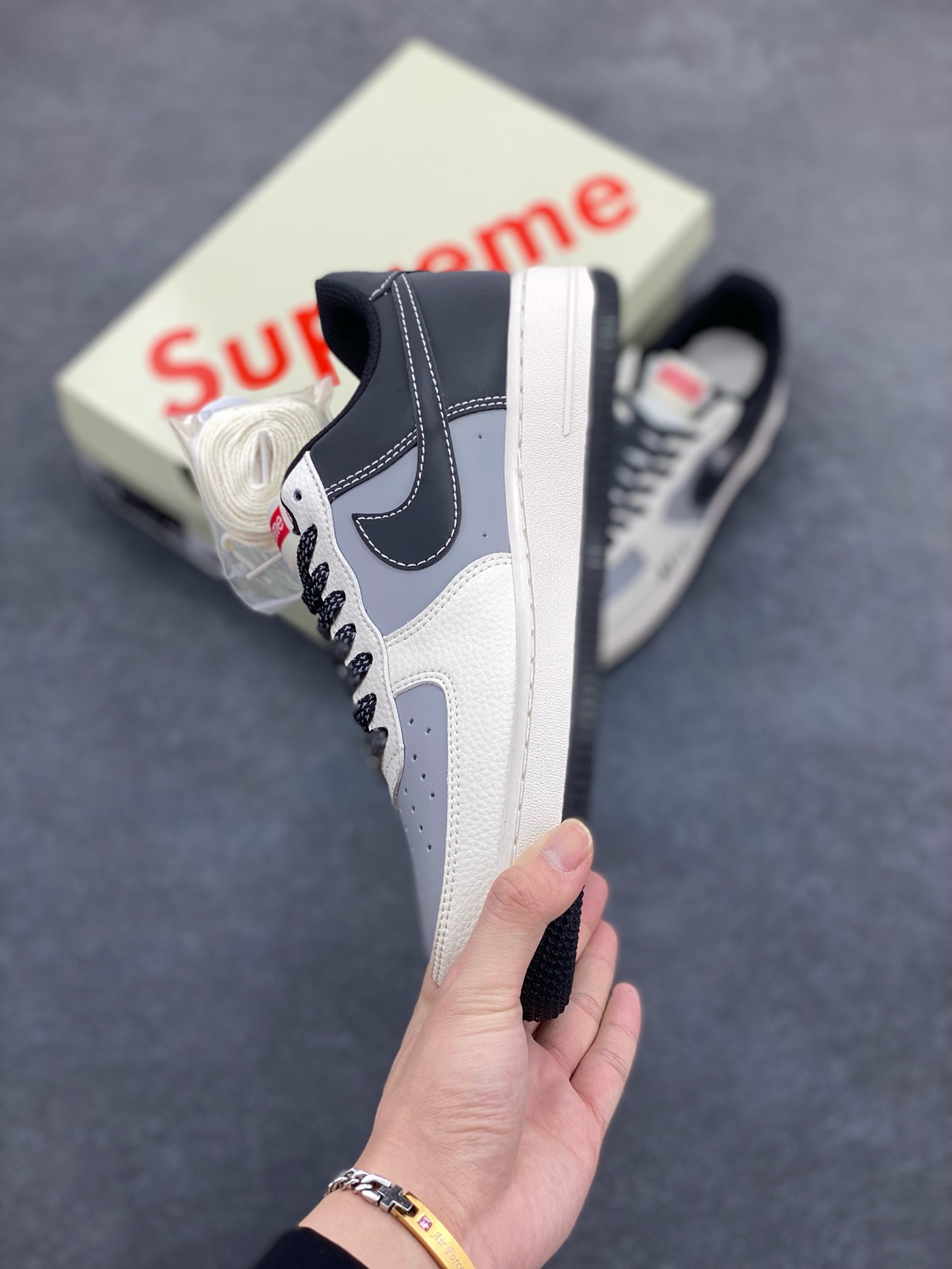 图片[3]-Nike Air Force 1 \’07 Low “Supreme联名——AF1米灰黑双勾”空军一号 高端定制 低帮 运动鞋 休闲鞋 折边针车 工艺难度大 原楦头原纸板 原装鞋盒 定制五金配件 内置全掌气垫 原厂鞋底 货号：HH7518-055 尺码：36 36.5 37.5 38 38.5 39 40 40.5 41 42 42.5 43 44 44.5 45-选品中心