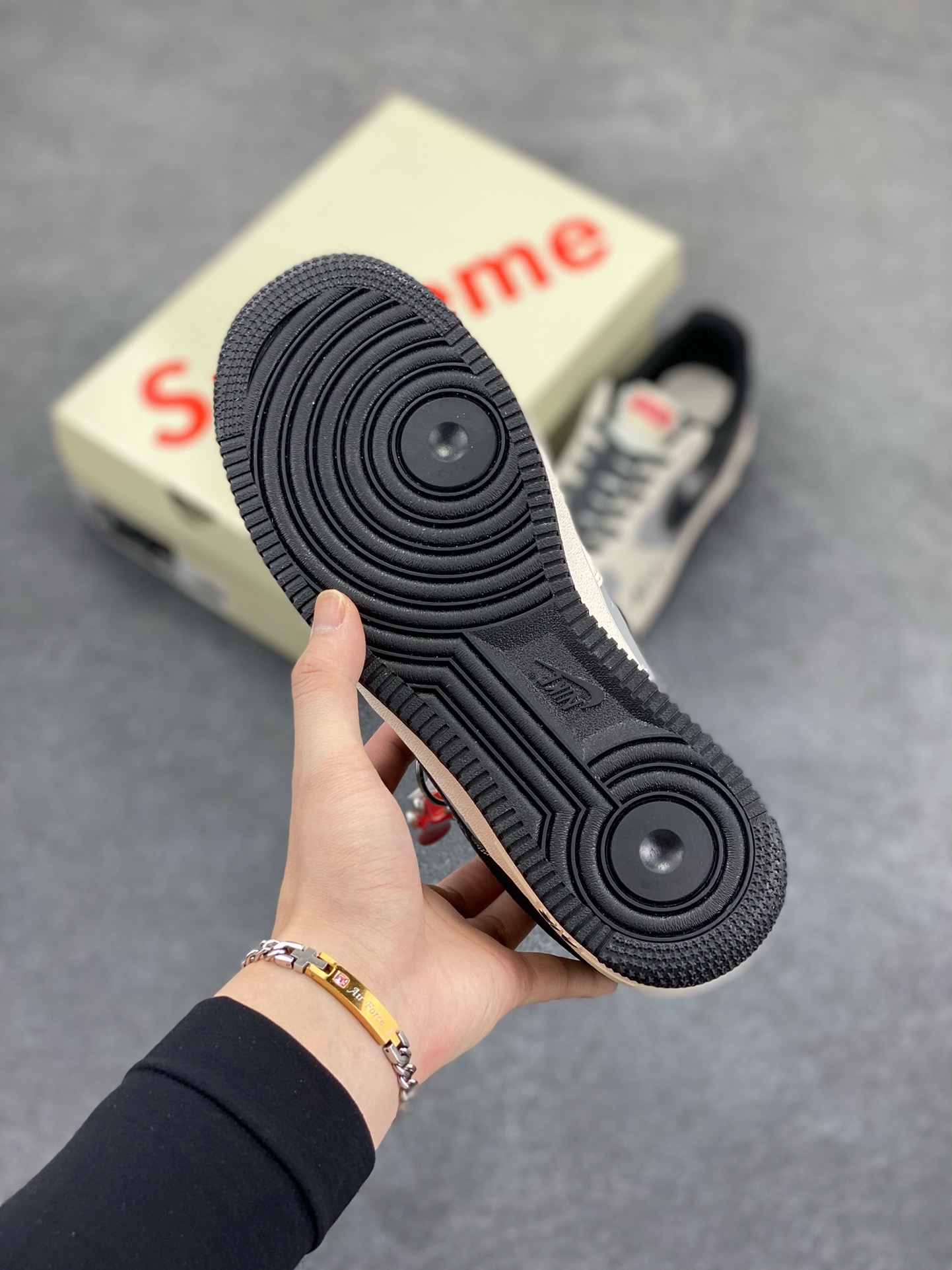 图片[5]-Nike Air Force 1 \’07 Low “Supreme联名——AF1米灰黑双勾”空军一号 高端定制 低帮 运动鞋 休闲鞋 折边针车 工艺难度大 原楦头原纸板 原装鞋盒 定制五金配件 内置全掌气垫 原厂鞋底 货号：HH7518-055 尺码：36 36.5 37.5 38 38.5 39 40 40.5 41 42 42.5 43 44 44.5 45-选品中心