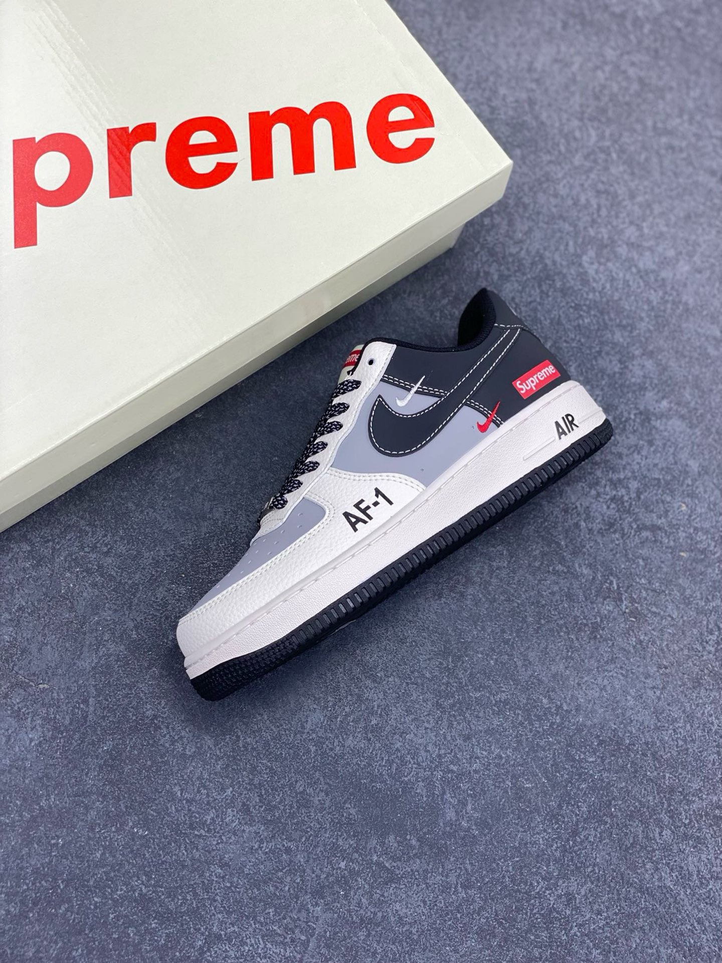 图片[7]-Nike Air Force 1 \’07 Low “Supreme联名——AF1米灰黑双勾”空军一号 高端定制 低帮 运动鞋 休闲鞋 折边针车 工艺难度大 原楦头原纸板 原装鞋盒 定制五金配件 内置全掌气垫 原厂鞋底 货号：HH7518-055 尺码：36 36.5 37.5 38 38.5 39 40 40.5 41 42 42.5 43 44 44.5 45-选品中心