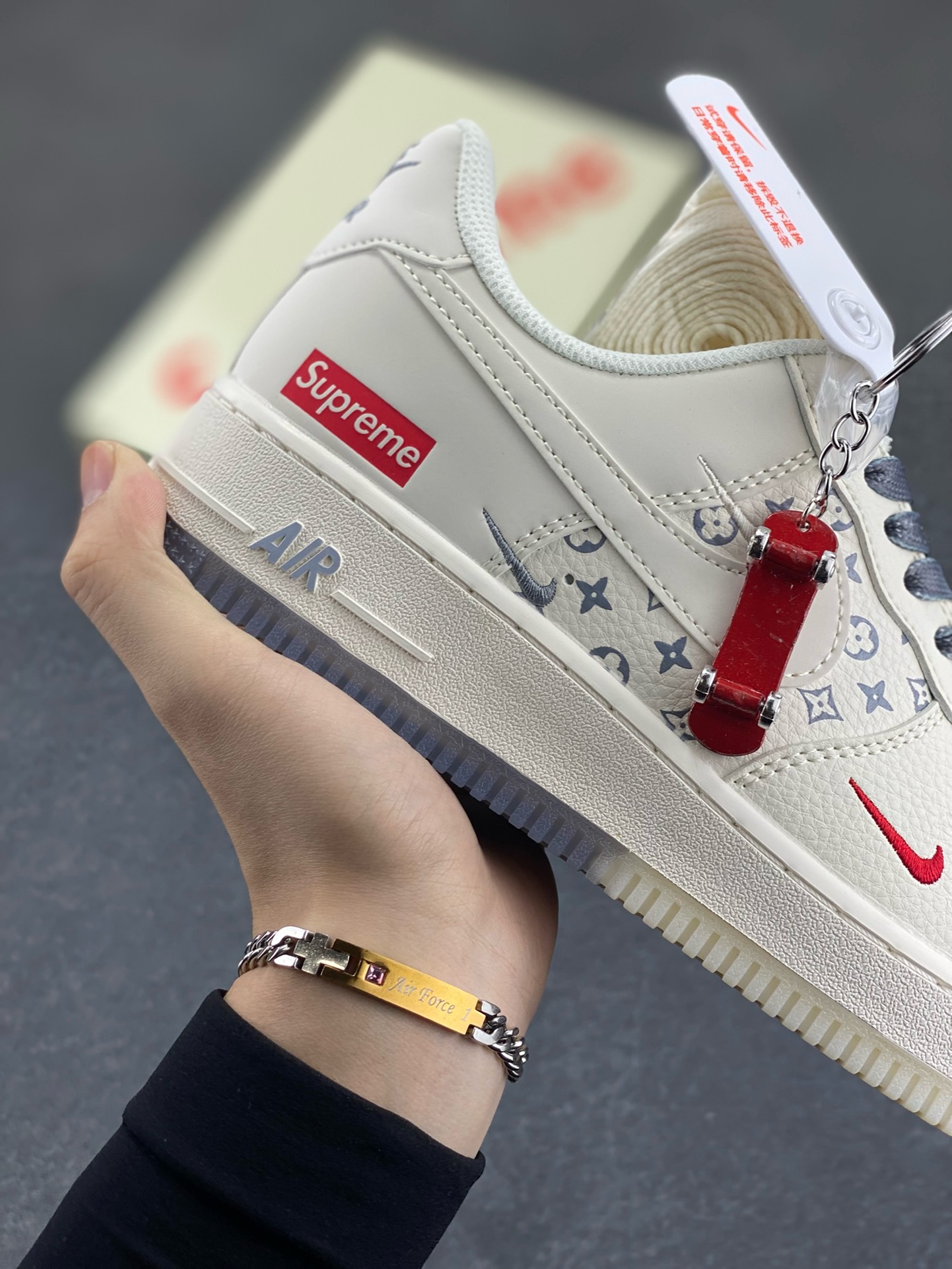 图片[6]-Nike Air Force 1 \’07 Low “Supreme联名——米灰水晶底”空军一号 高端定制 低帮 运动鞋 休闲鞋 折边针车 工艺难度大 原楦头原纸板 原装鞋盒 定制五金配件 内置全掌气垫 原厂鞋底 货号：HH7518-077 尺码：36 36.5 37.5 38 38.5 39 40 40.5 41 42 42.5 43 44 44.5 45-选品中心