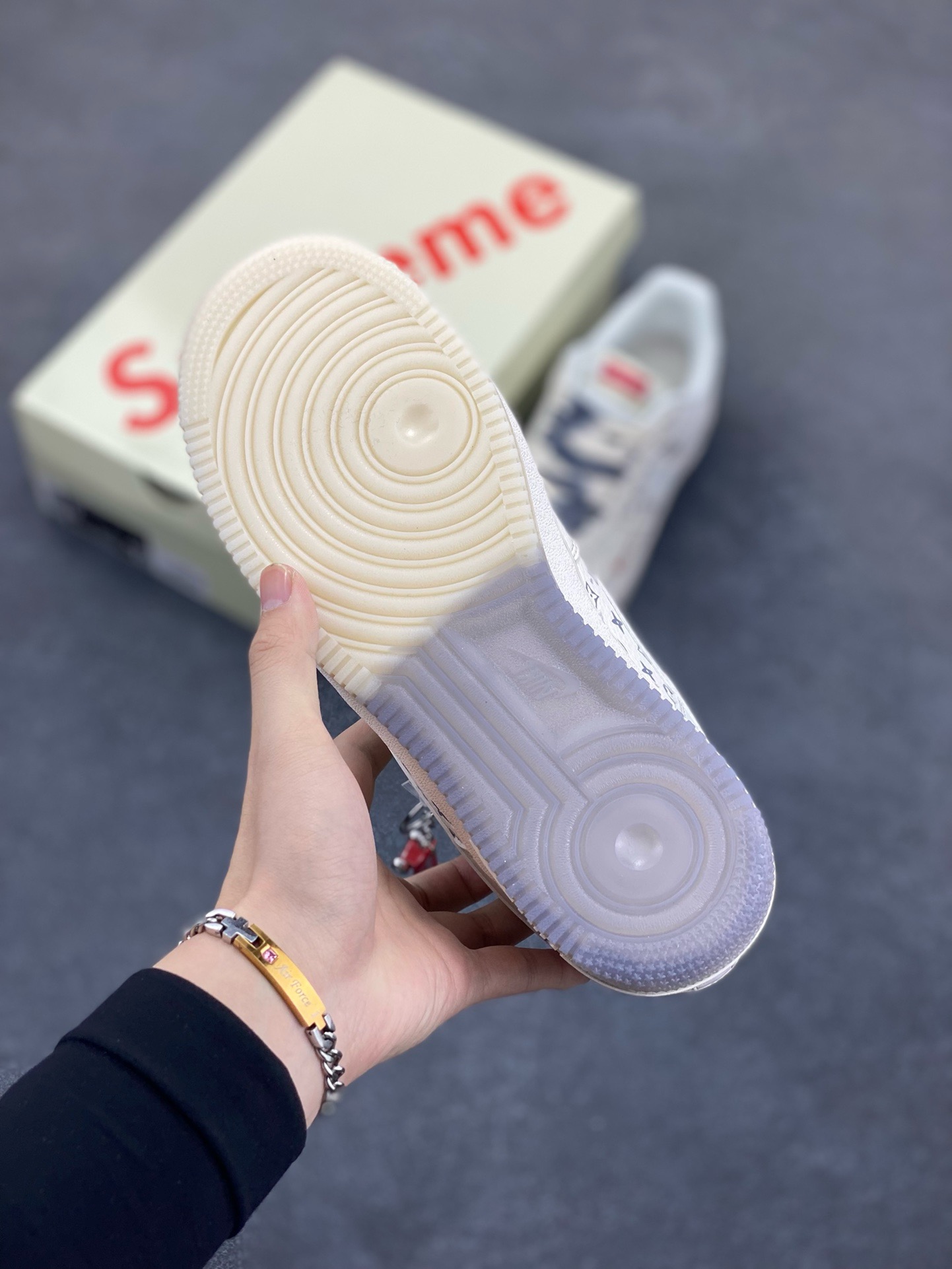 图片[5]-Nike Air Force 1 \’07 Low “Supreme联名——米灰水晶底”空军一号 高端定制 低帮 运动鞋 休闲鞋 折边针车 工艺难度大 原楦头原纸板 原装鞋盒 定制五金配件 内置全掌气垫 原厂鞋底 货号：HH7518-077 尺码：36 36.5 37.5 38 38.5 39 40 40.5 41 42 42.5 43 44 44.5 45-选品中心