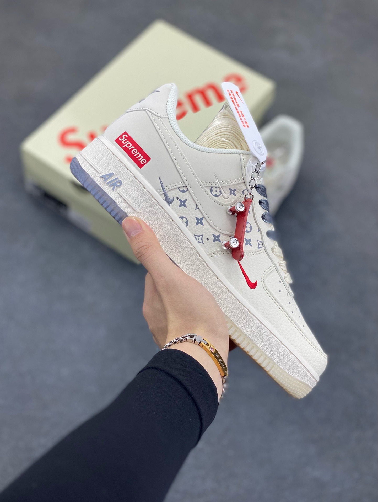 Nike Air Force 1 \’07 Low “Supreme联名——米灰水晶底”空军一号 高端定制 低帮 运动鞋 休闲鞋 折边针车 工艺难度大 原楦头原纸板 原装鞋盒 定制五金配件 内置全掌气垫 原厂鞋底 货号：HH7518-077 尺码：36 36.5 37.5 38 38.5 39 40 40.5 41 42 42.5 43 44 44.5 45-选品中心