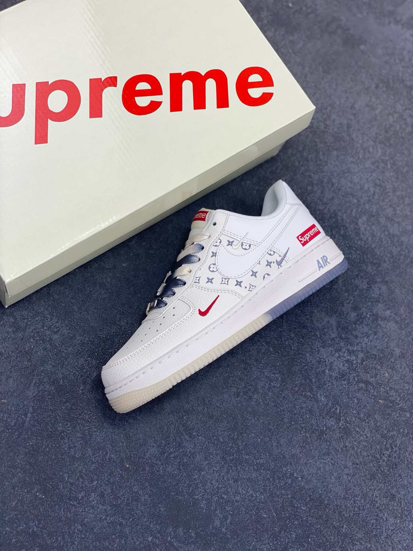 图片[7]-Nike Air Force 1 \’07 Low “Supreme联名——米灰水晶底”空军一号 高端定制 低帮 运动鞋 休闲鞋 折边针车 工艺难度大 原楦头原纸板 原装鞋盒 定制五金配件 内置全掌气垫 原厂鞋底 货号：HH7518-077 尺码：36 36.5 37.5 38 38.5 39 40 40.5 41 42 42.5 43 44 44.5 45-选品中心