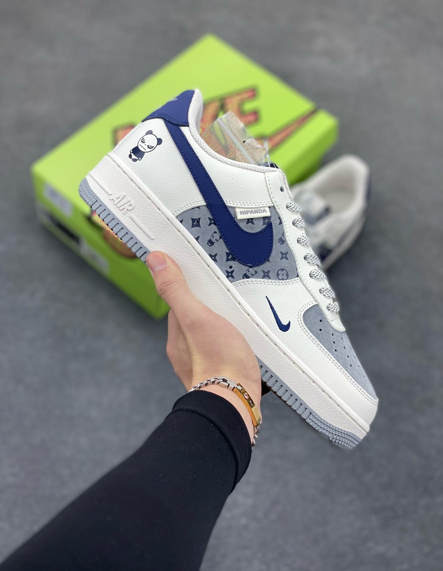 工厂套现🎉 福利特价💰95
原本地260版本
海外爆款限量发售!高端定制Nike Air Force 1 '07 Low 暴力熊联名——— 白黑蓝印花 高端定制 低帮休闲板鞋 定制鞋盒 大厂纯原品质出货 超高清洁度 皮料切割干净无任何毛边 细节完美
货号:KY8899-105
Size:36 36.5 37.5 38 38.5 39 40 40.5 41 42 42.5 43 44 44.5 45