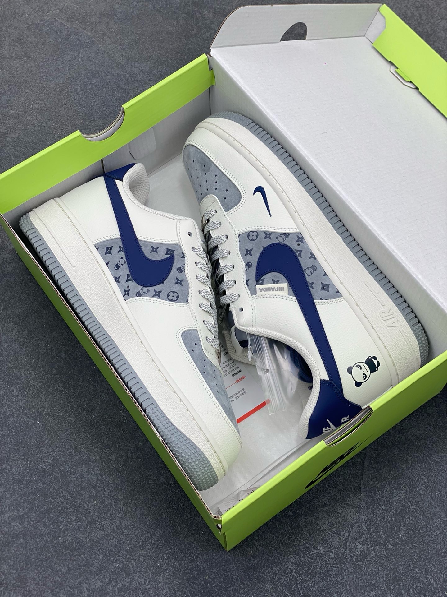 图片[9]-福利特价 高端定制Nike Air Force 1 \’07 Low 暴力熊联名——— 白黑蓝印花 高端定制 低帮休闲板鞋 定制鞋盒 大厂纯原品质出货 超高清洁度 皮料切割干净无任何毛边 细节完美 货号：KY8899-105 尺码：36 36.5 37.5 38 38.5 39 40 40.5 41 42 42.5 43 44 44.5 45-选品中心