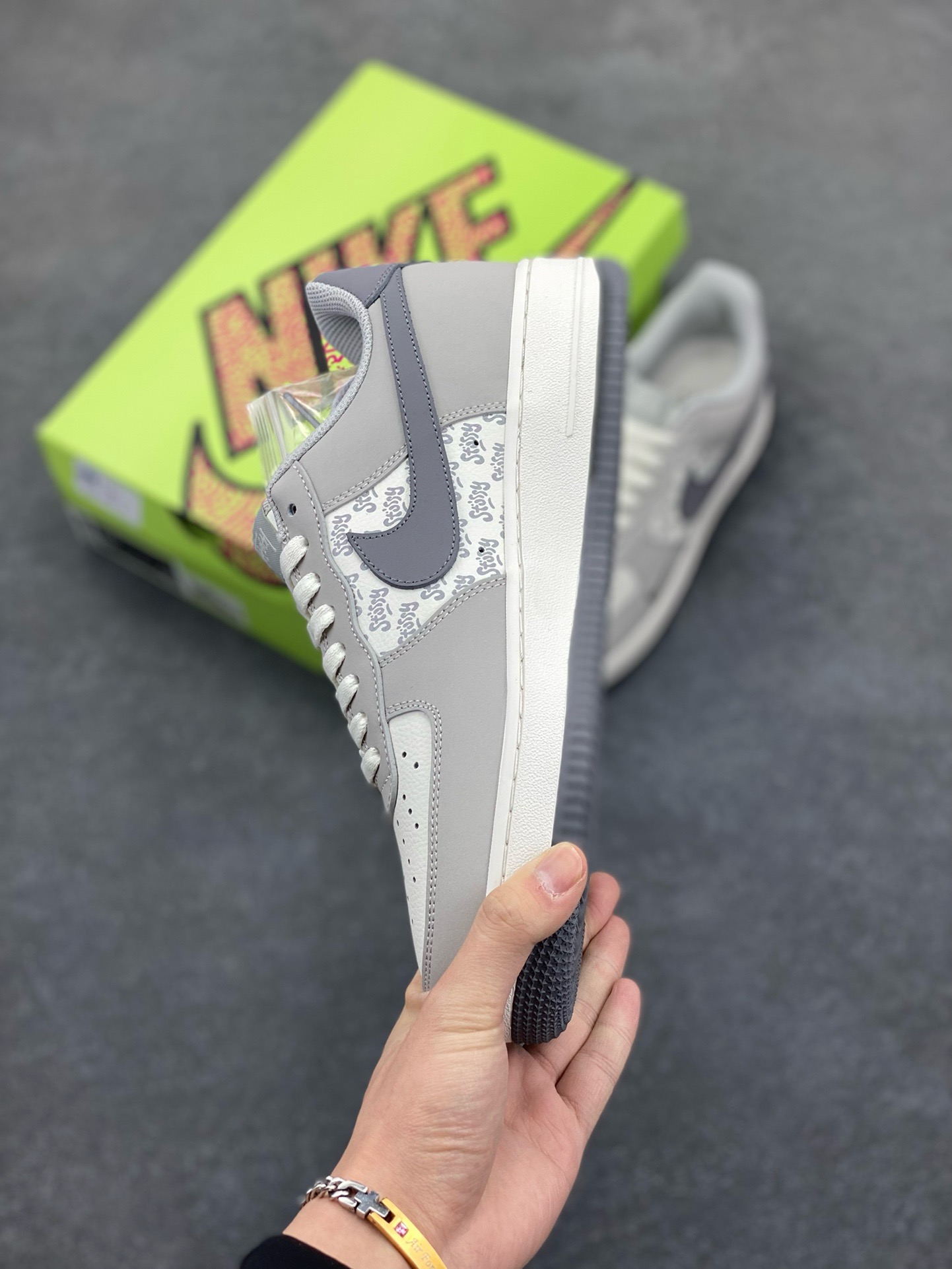 图片[3]-福利特价 高端定制Nike Air Force 1 \’07 Low 斯图西联名——— 奶白灰勾印花 高端定制 低帮休闲板鞋 定制鞋盒 大厂纯原品质出货 超高清洁度 皮料切割干净无任何毛边 细节完美 货号：KY8899-107 尺码：36 36.5 37.5 38 38.5 39 40 40.5 41 42 42.5 43 44 44.5 45-选品中心