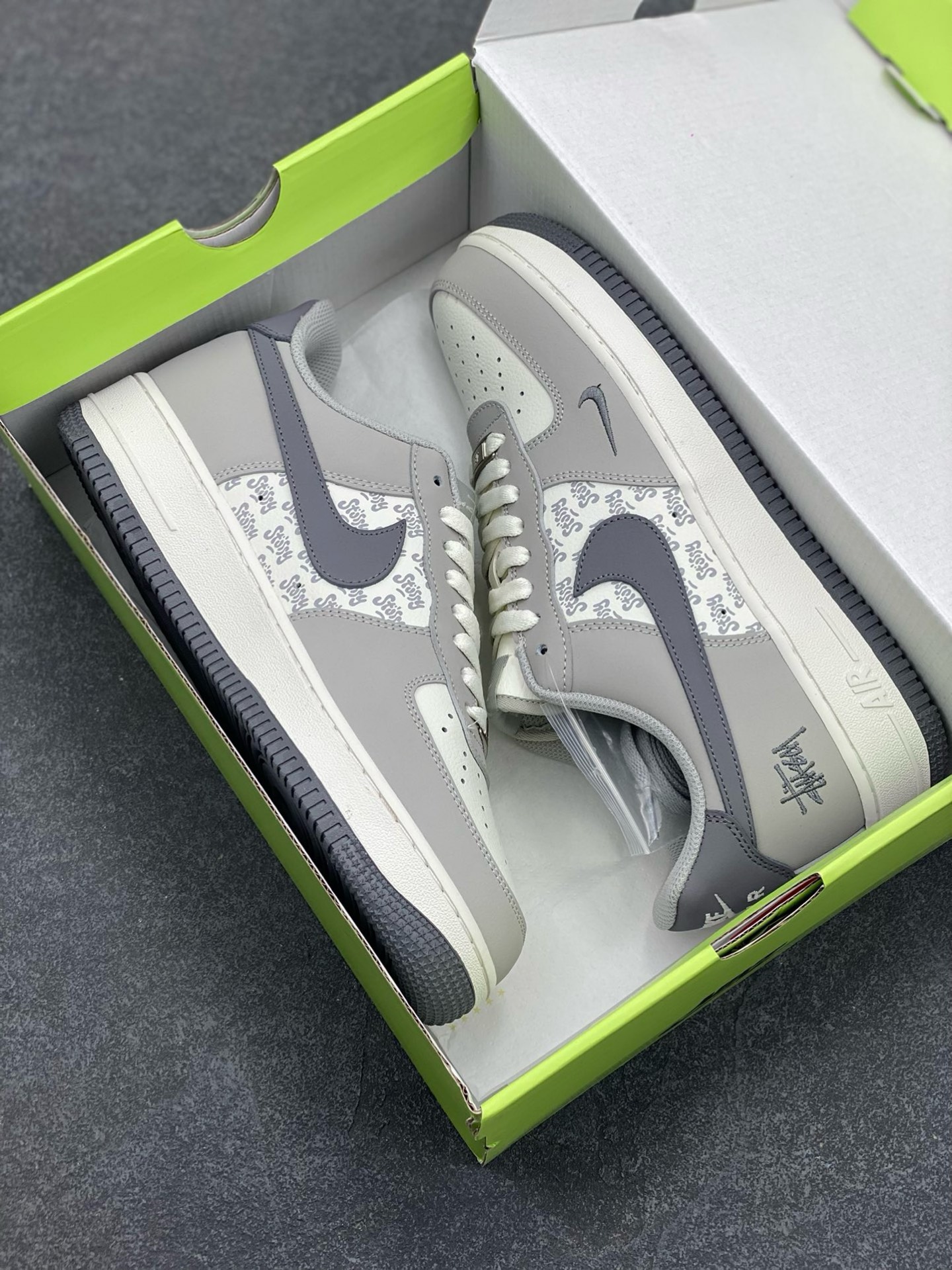 图片[9]-福利特价 高端定制Nike Air Force 1 \’07 Low 斯图西联名——— 奶白灰勾印花 高端定制 低帮休闲板鞋 定制鞋盒 大厂纯原品质出货 超高清洁度 皮料切割干净无任何毛边 细节完美 货号：KY8899-107 尺码：36 36.5 37.5 38 38.5 39 40 40.5 41 42 42.5 43 44 44.5 45-选品中心