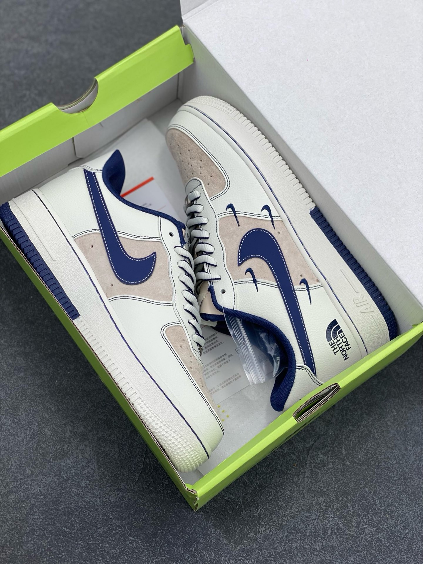 图片[9]-福利特价 高端定制Nike Air Force 1 \’07 Low 北面联名— 四勾白灰蓝 高端定制 低帮休闲板鞋 定制鞋盒 大厂纯原品质出货 超高清洁度 皮料切割干净无任何毛边 细节完美 货号：KY8899-108 尺码：36 36.5 37.5 38 38.5 39 40 40.5 41 42 42.5 43 44 44.5 45-选品中心