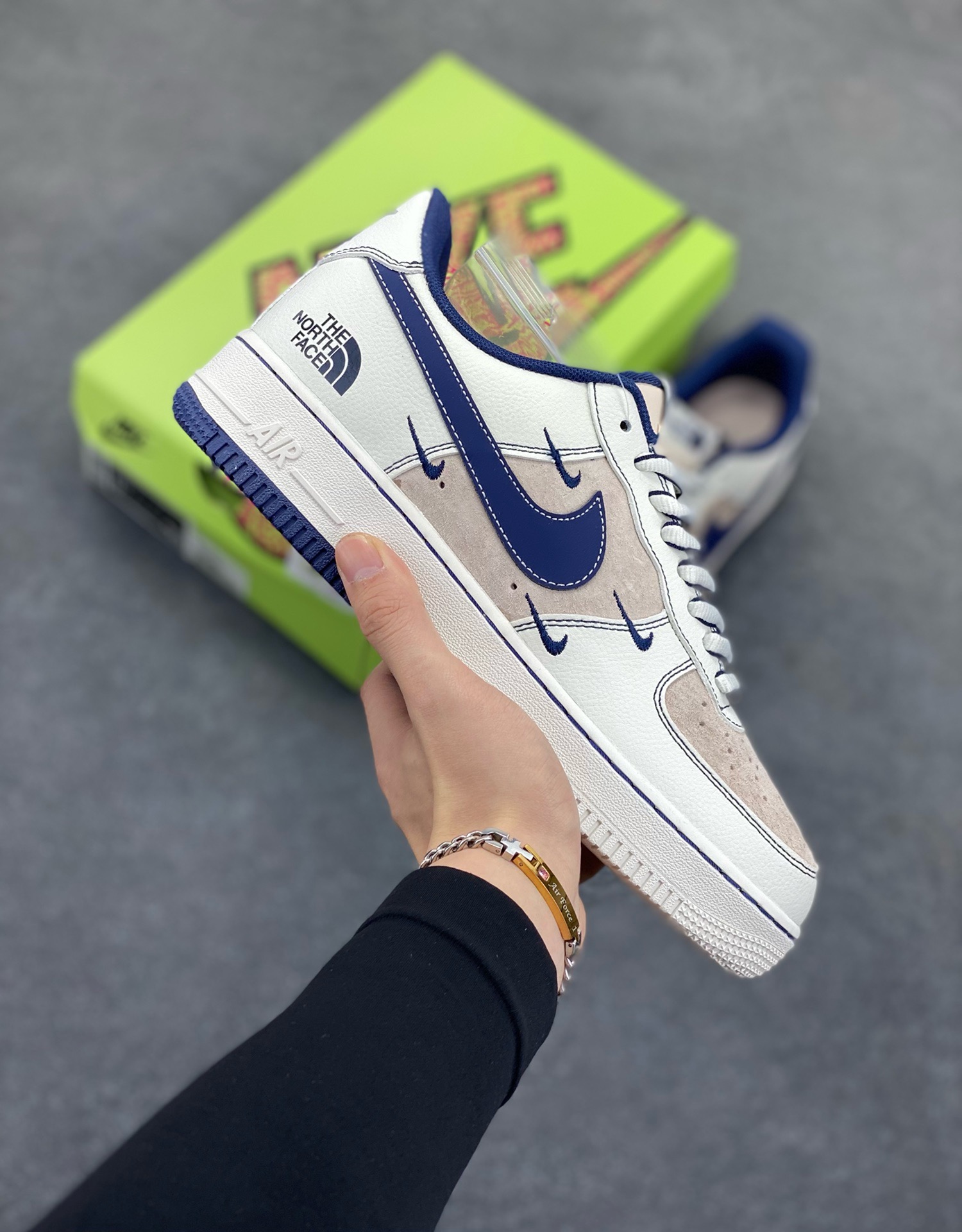 工厂套现🎉 福利特价💰95
原本地260版本
海外爆款限量发售!高端定制Nike Air Force 1 '07 Low 北面联名--- 四勾白灰蓝 高端定制 低帮休闲板鞋 定制鞋盒 大厂纯原品质出货 超高清洁度 皮料切割干净无任何毛边 细节完美
货号:KY8899-108
Size:36 36.5 37.5 38 38.5 39 40 40.5 41 42 42.5 43 44 44.5 45