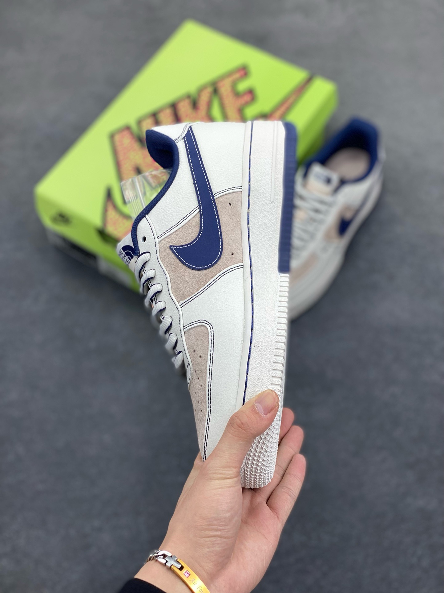 图片[3]-福利特价 高端定制Nike Air Force 1 \’07 Low 北面联名— 四勾白灰蓝 高端定制 低帮休闲板鞋 定制鞋盒 大厂纯原品质出货 超高清洁度 皮料切割干净无任何毛边 细节完美 货号：KY8899-108 尺码：36 36.5 37.5 38 38.5 39 40 40.5 41 42 42.5 43 44 44.5 45-选品中心