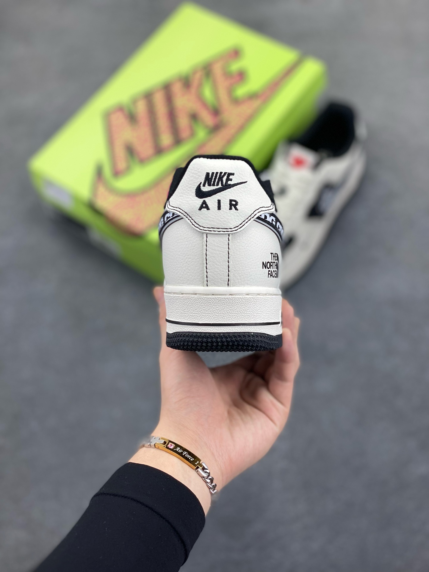 工厂套现🎉 福利特价💰95
原本地260版本
海外爆款限量发售!高端定制Nike Air Force 1 '07 Low 北面联名——— 奶白黑钩CDG 高端定制 低帮休闲板鞋 定制鞋盒 大厂纯原品质出货 超高清洁度 皮料切割干净无任何毛边 细节完美
货号:KY8899-110
Size:36 36.5 37.5 38 38.5 39 40 40.5 41 42 42.5 43 44 44.5 45