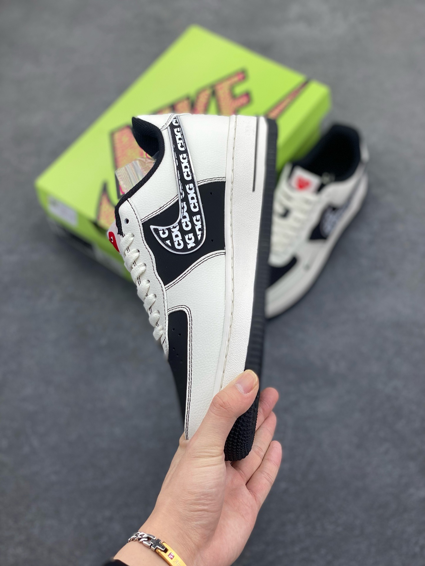图片[3]-福利特价 高端定制Nike Air Force 1 \’07 Low 北面联名——— 奶白黑钩CDG 高端定制 低帮休闲板鞋 定制鞋盒 大厂纯原品质出货 超高清洁度 皮料切割干净无任何毛边 细节完美 货号：KY8899-110 尺码：36 36.5 37.5 38 38.5 39 40 40.5 41 42 42.5 43 44 44.5 45-选品中心
